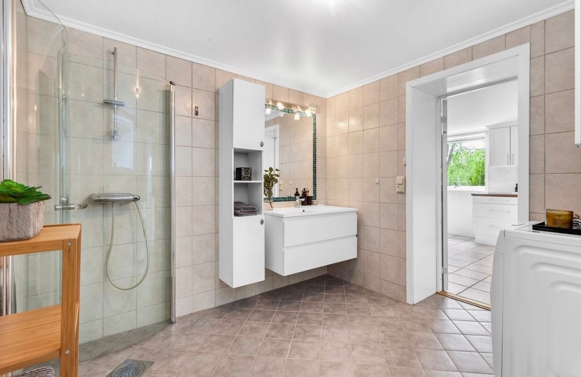Miele vaskemaskin på badet medfølger i leien Galleribilde