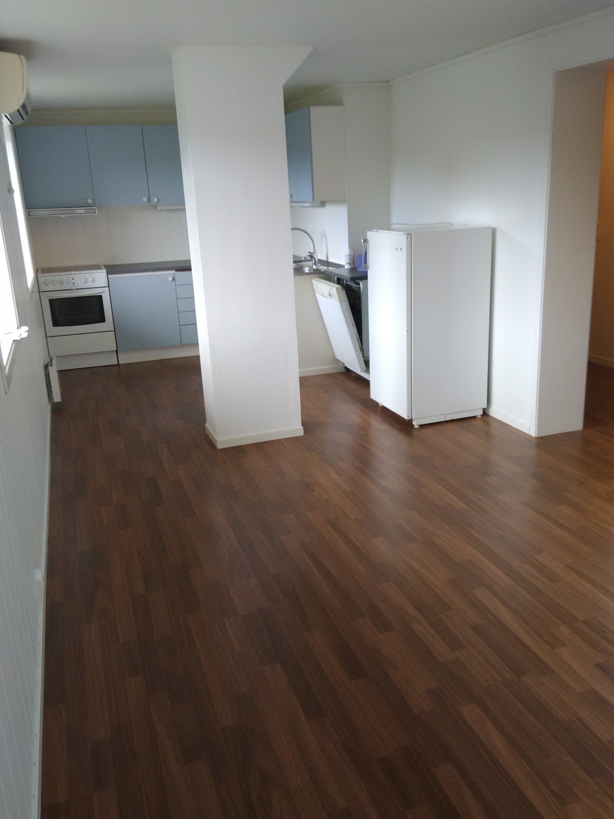 Stue kjøkken løsning med 3 store 110x110 vinduer Galleribilde