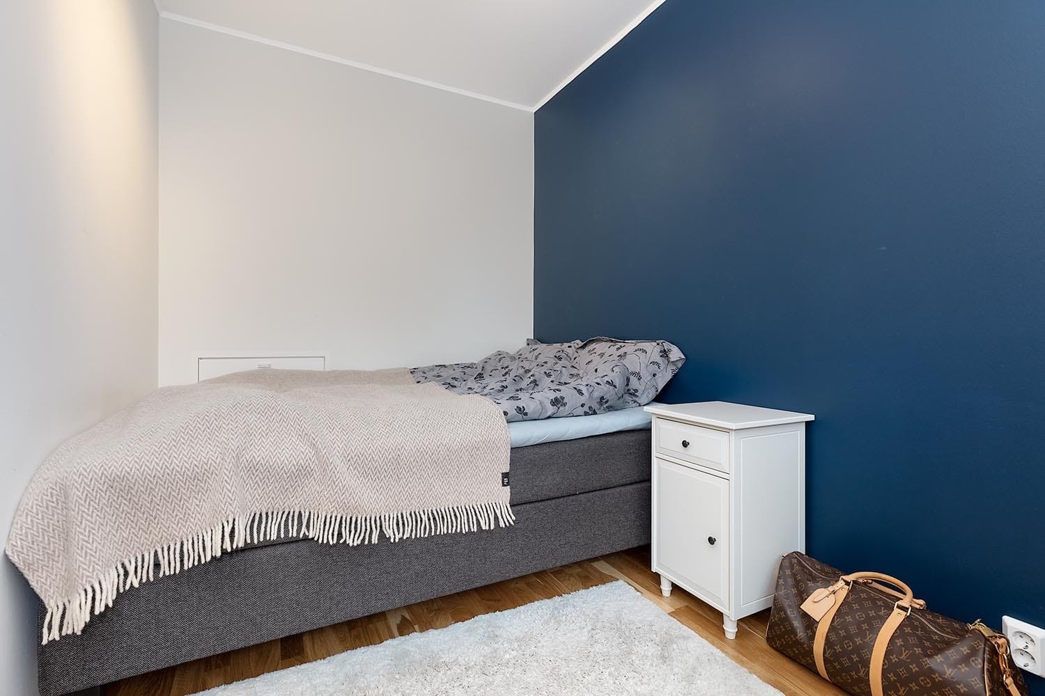Soverom med plass til dobbeltseng Galleribilde