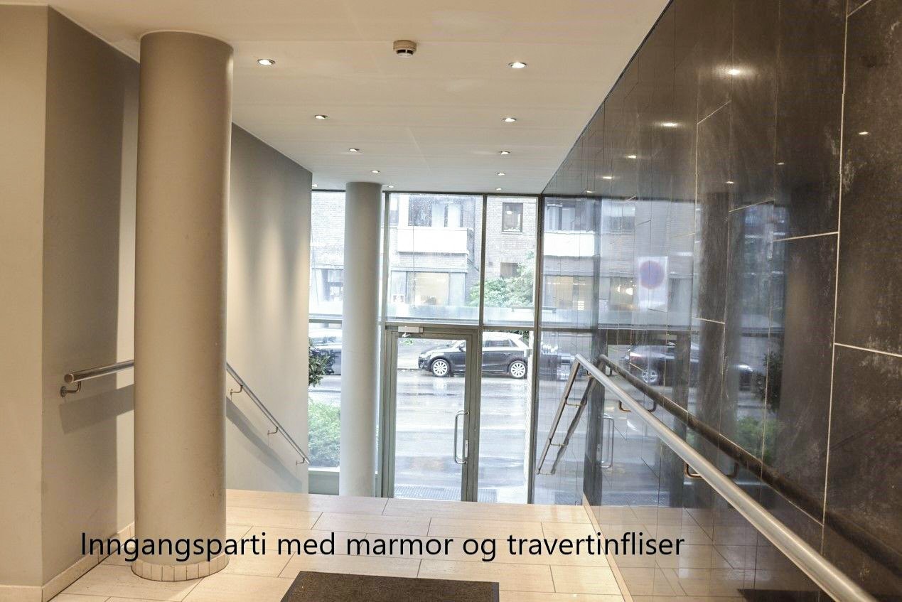Inngangsparti med sort marmor og travertinfliser Galleribilde