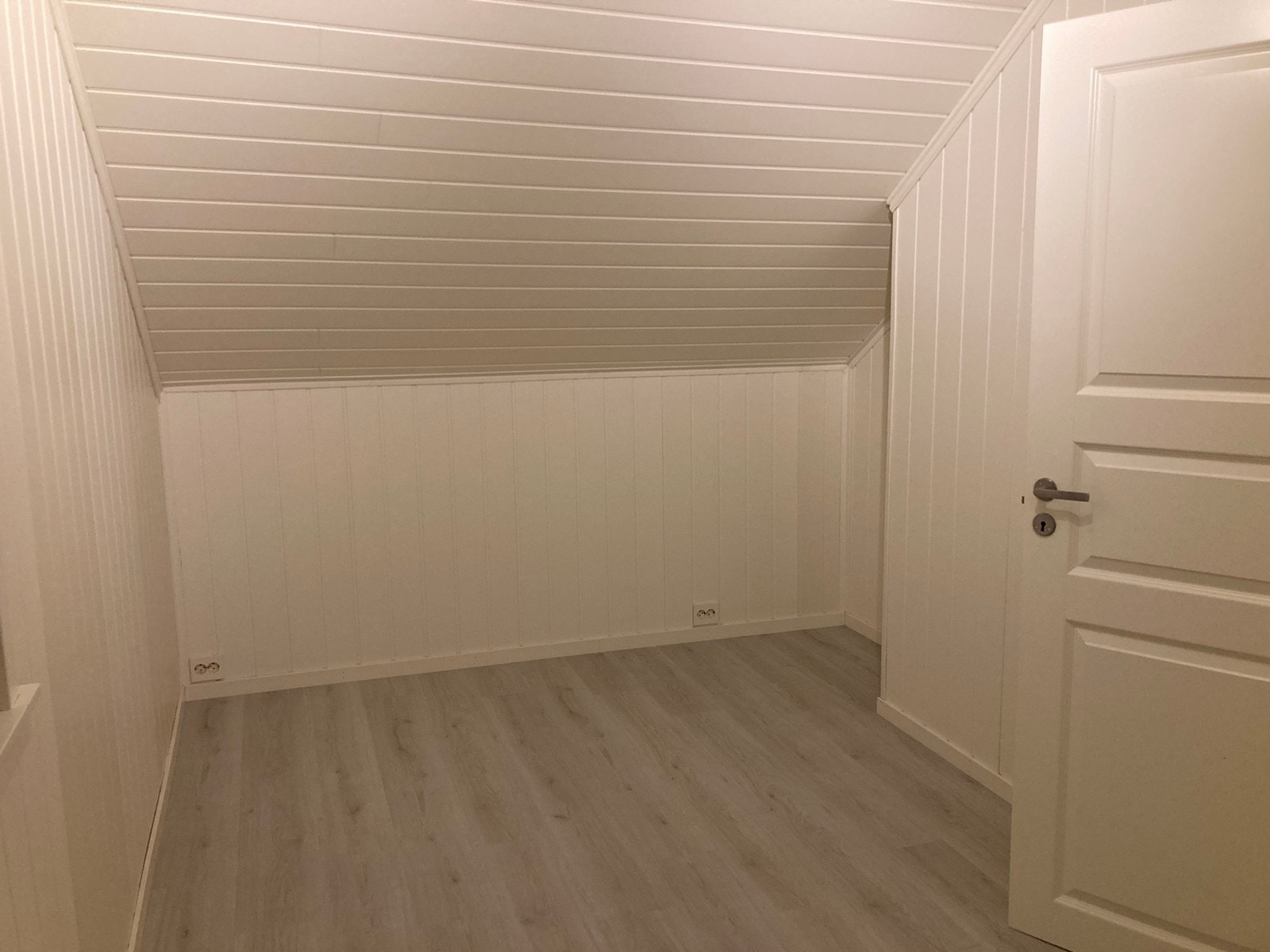 Et av soverommene er langt og kan brukes som lager eller garderobe i ene siden Galleribilde