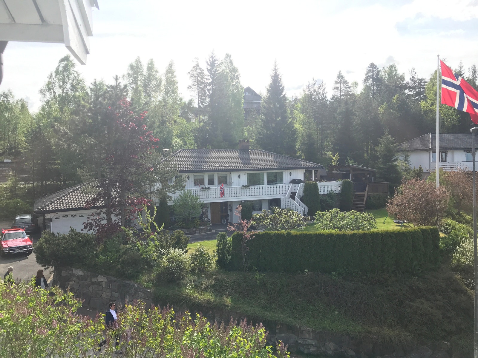 Huset sett fra nabo. Leilighet på baksiden. Galleribilde