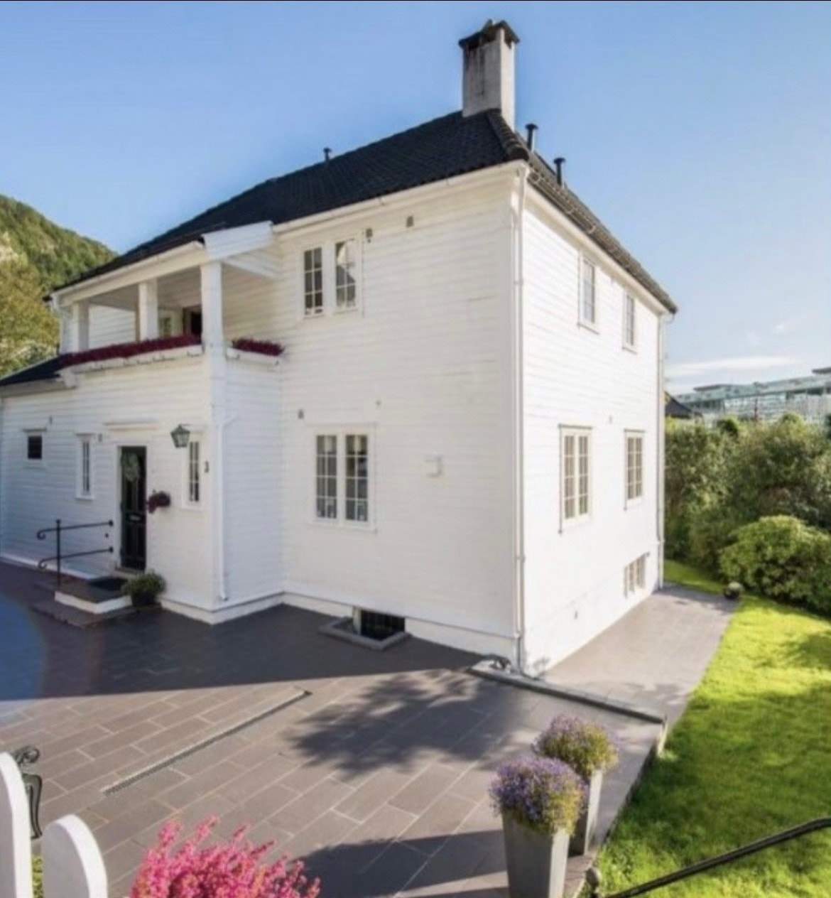 Leiligheten er i underetasjen av denne eneboligen. Galleribilde