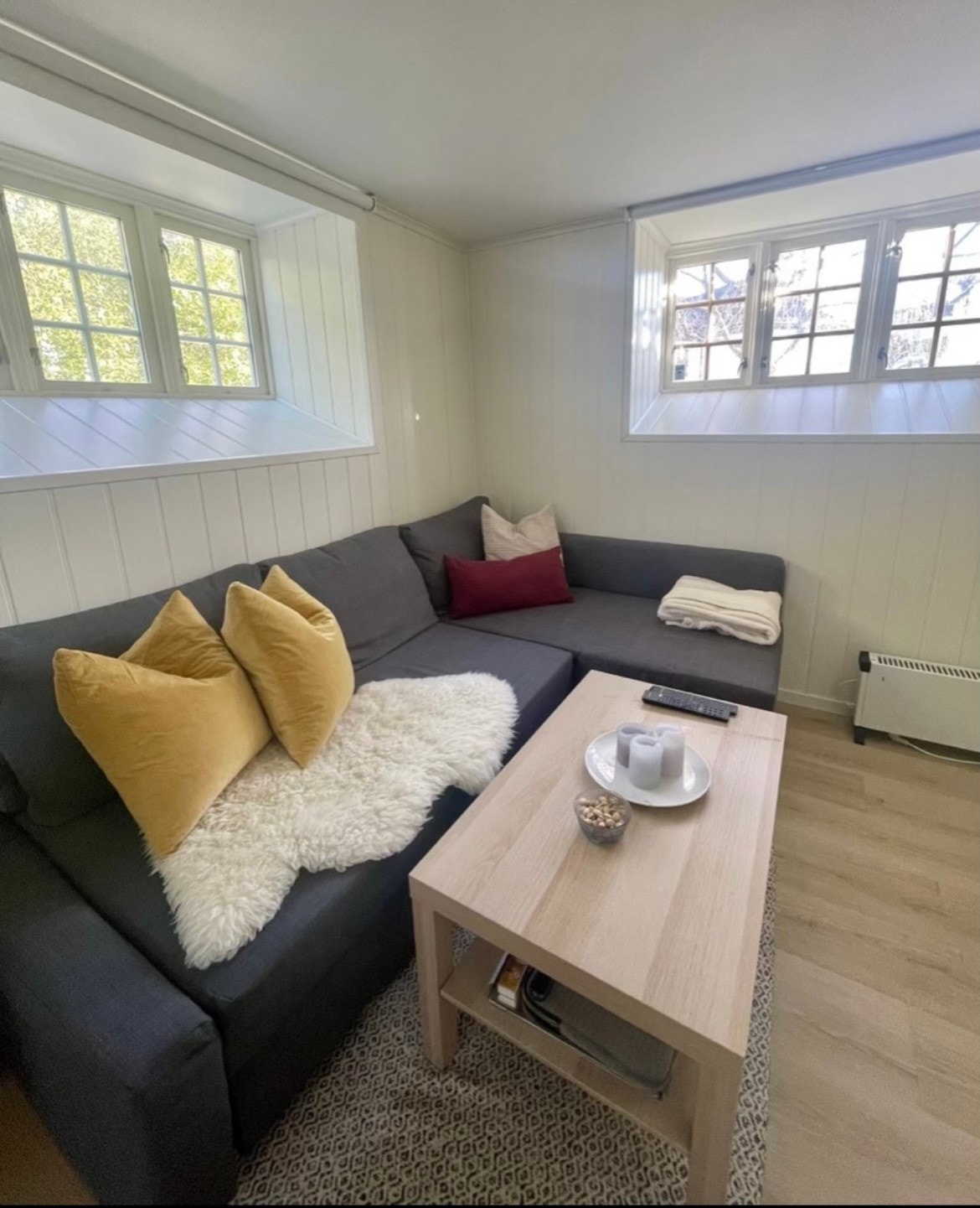 Sofa følger ikke med, her står det seng i dag. Kan enten bruks som soverom eller stue. Galleribilde