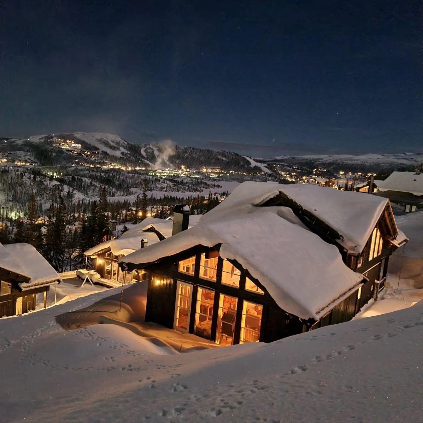 Fantastisk hytte med beste läge högst uppe på Hestragrøaveien 66 med utsikt till Gaustatoppen och ner på hotellen och sjön Galleribilde
