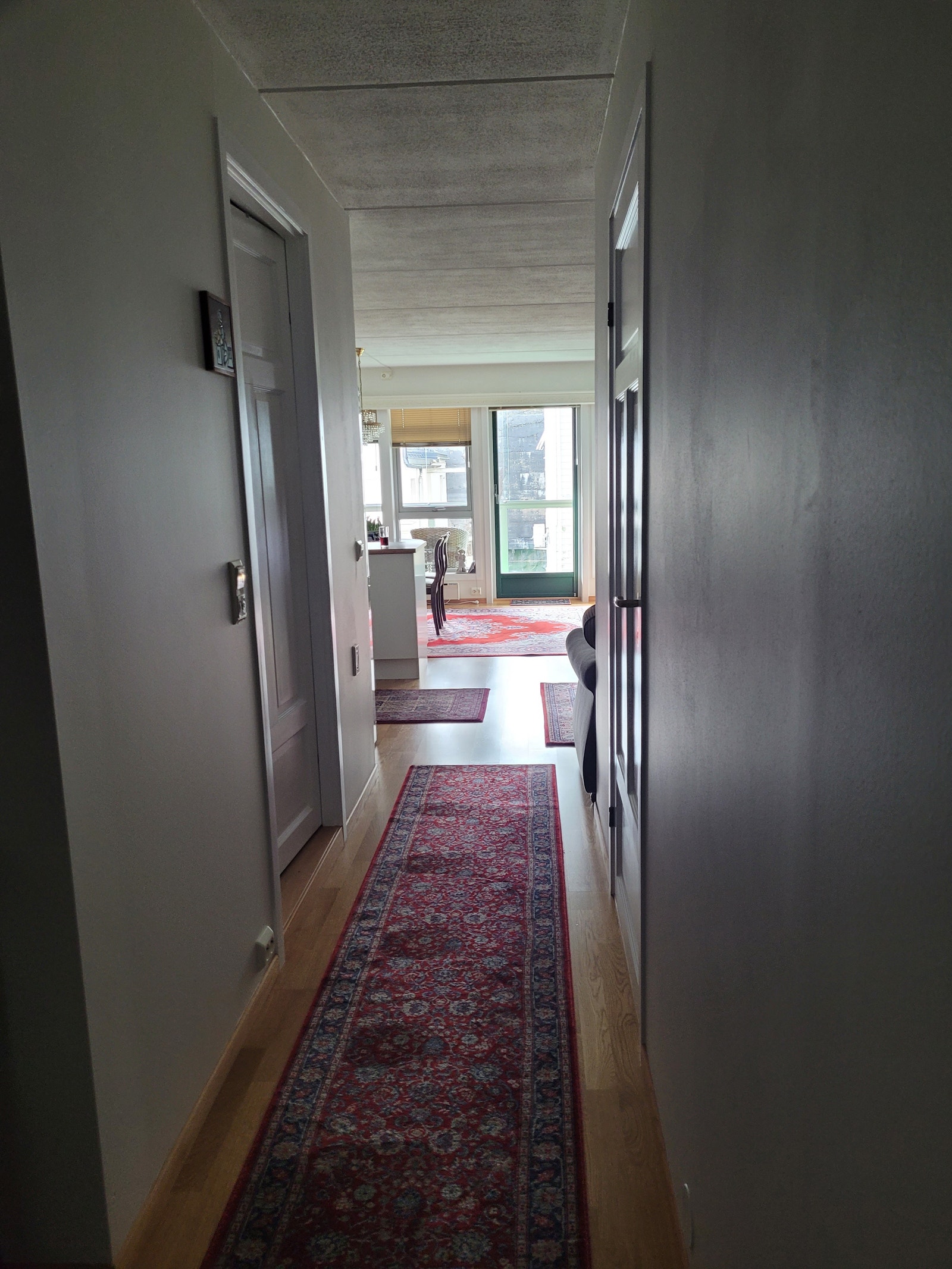 Separat garderoberom tilknyttet entreen. Galleribilde