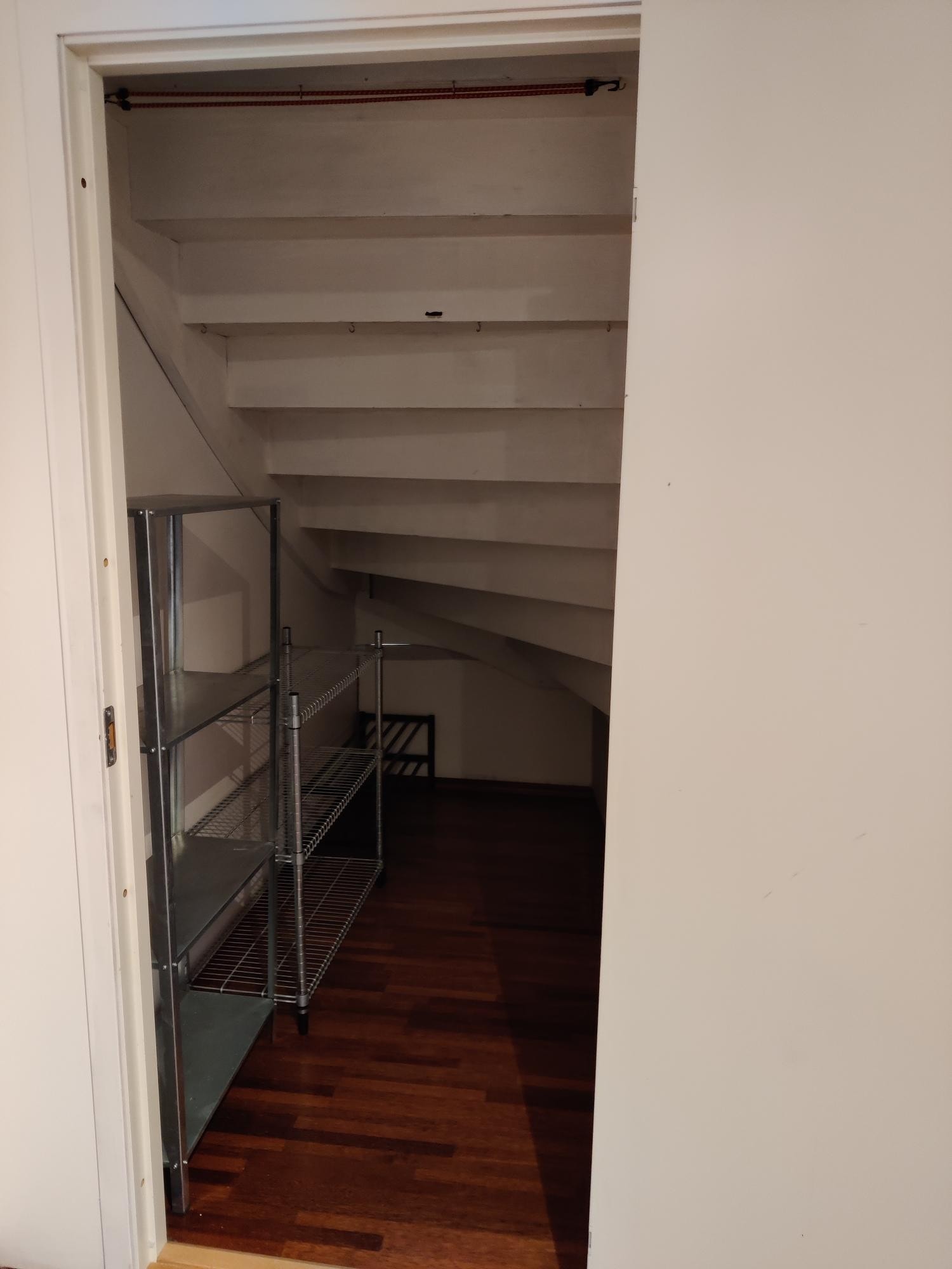 Innvendig bod med gode oppbevarings muligheter Galleribilde