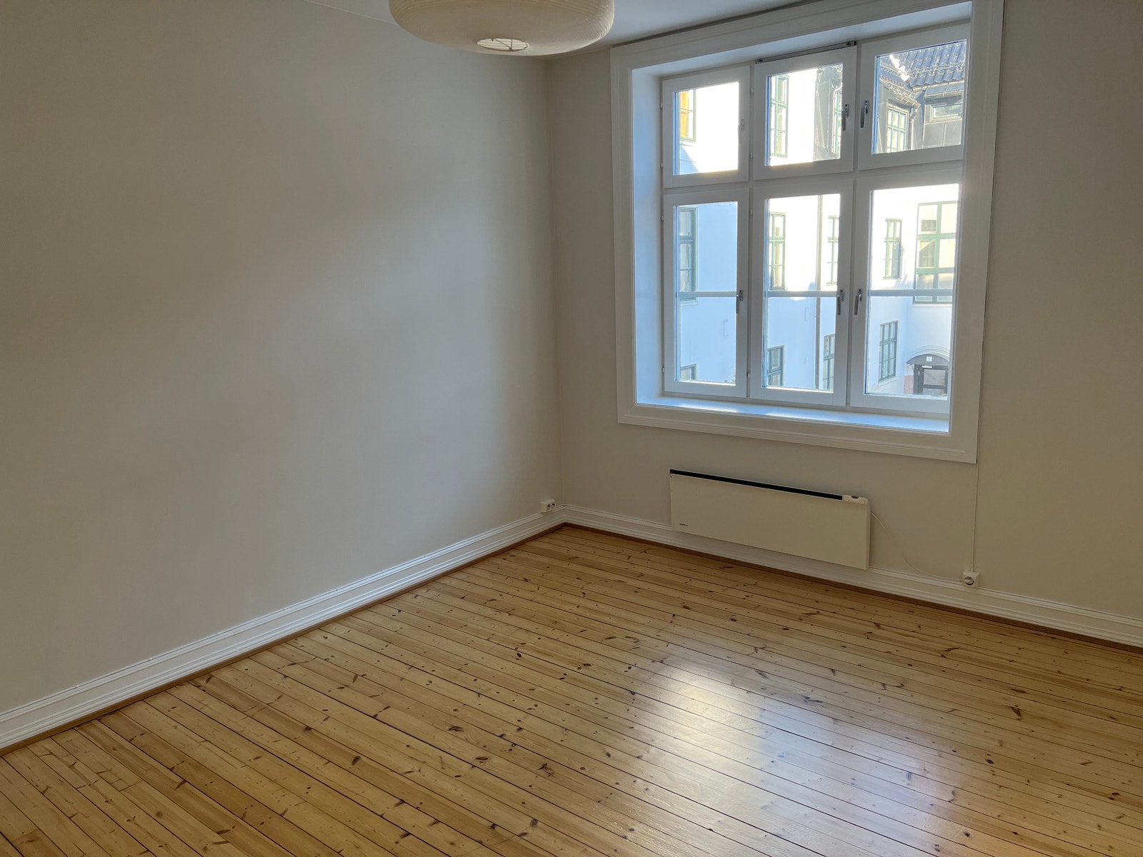 Soverom med garderobeskap ligger mot det stille atriumet. Galleribilde