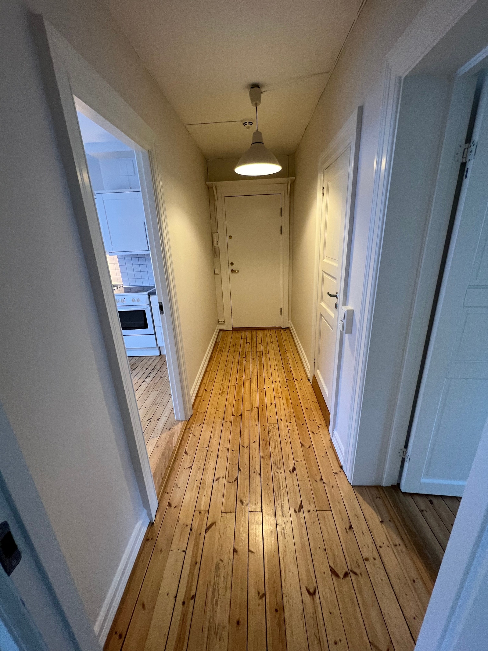 gang sett fra soverom med kjøkken til venstre og stue til høyre. Galleribilde