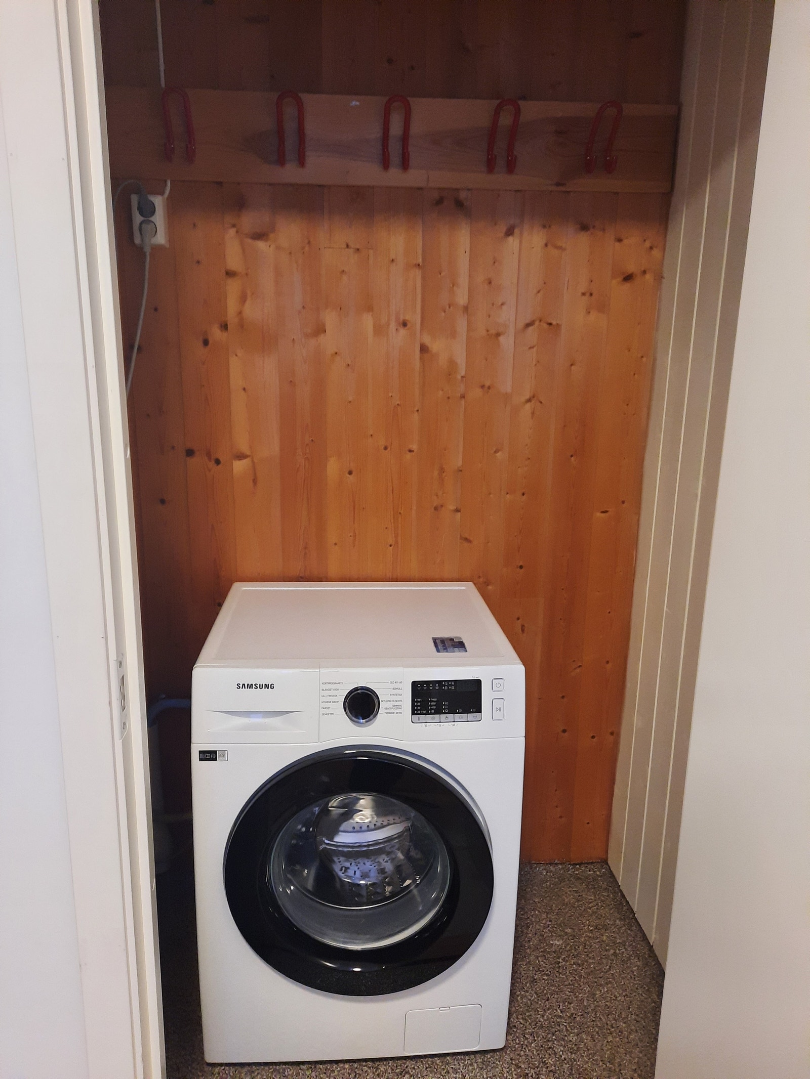 Bod med ny vaskemaskin Galleribilde