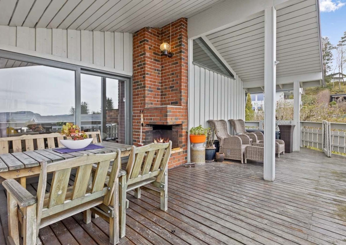 Utteplass med fantastisk utsikt og sol til kl. 23.00 om sommeren. Galleribilde