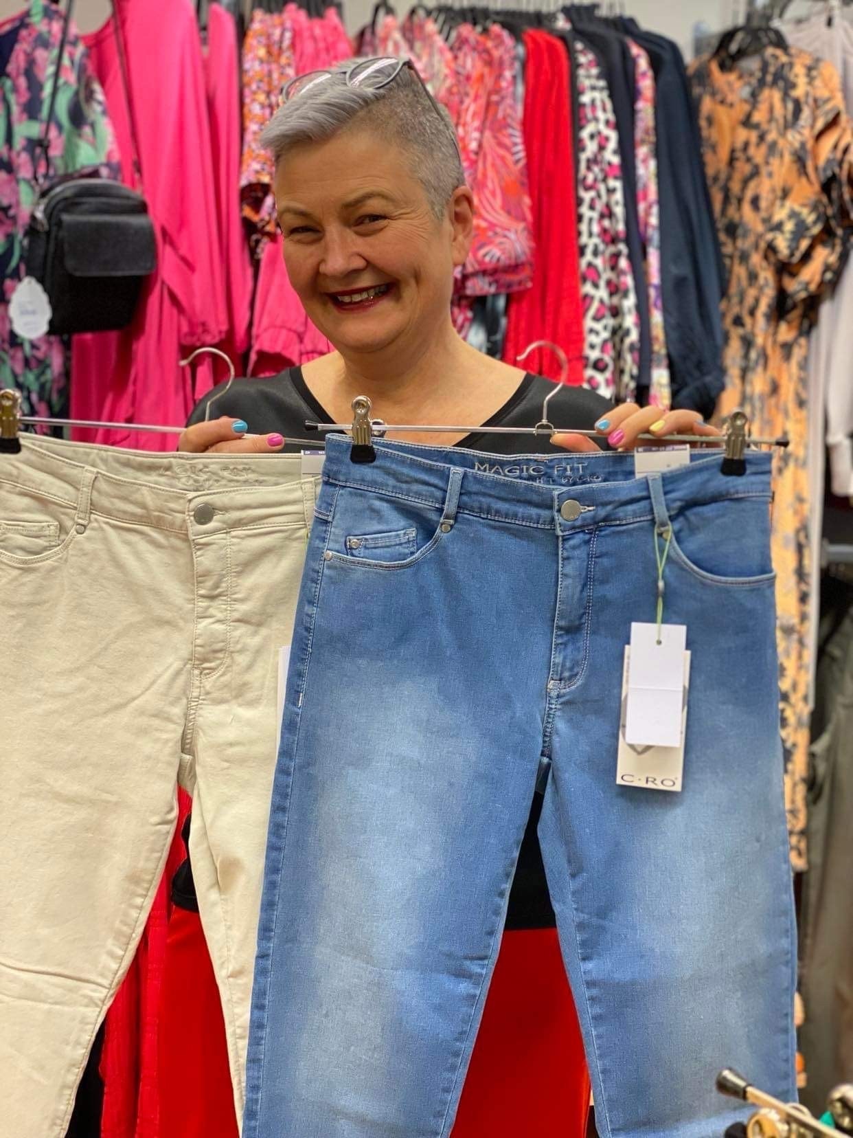 Noværande dagleg leiar syner stolt fram attraktive produkt Galleribilde