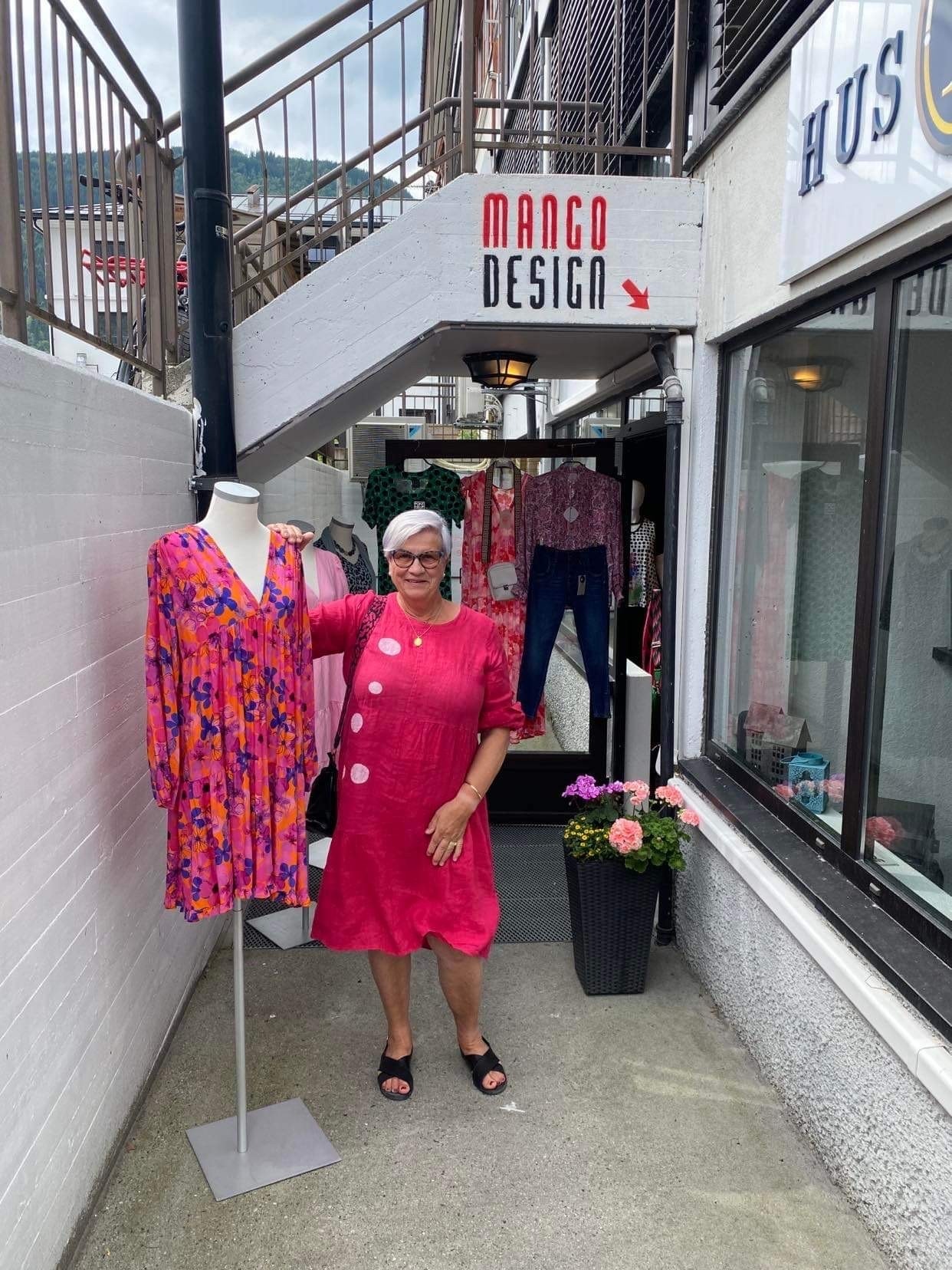 Fornøgd kunde med nytt Mango Design antrekk Galleribilde