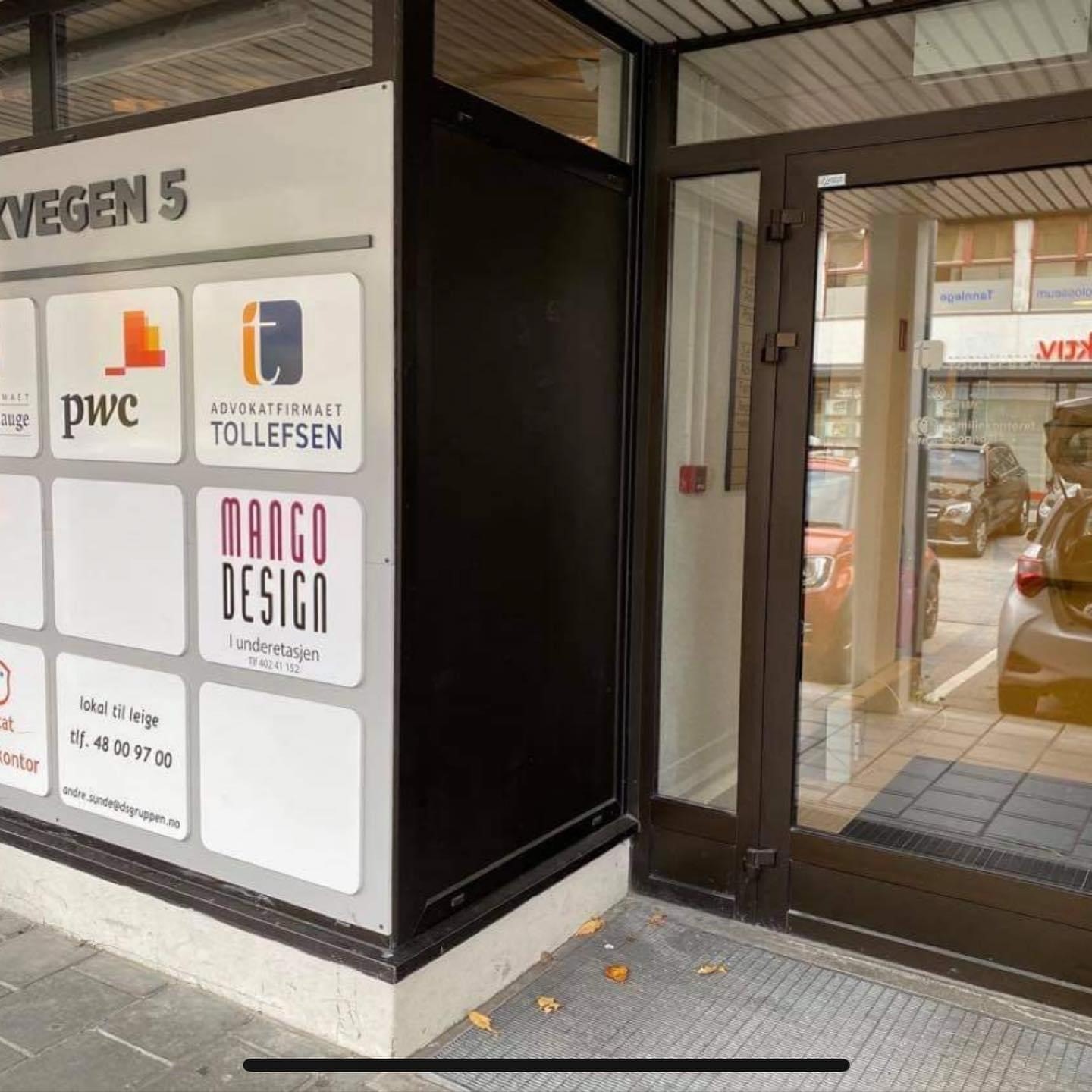 Fasade inngang med heis Galleribilde