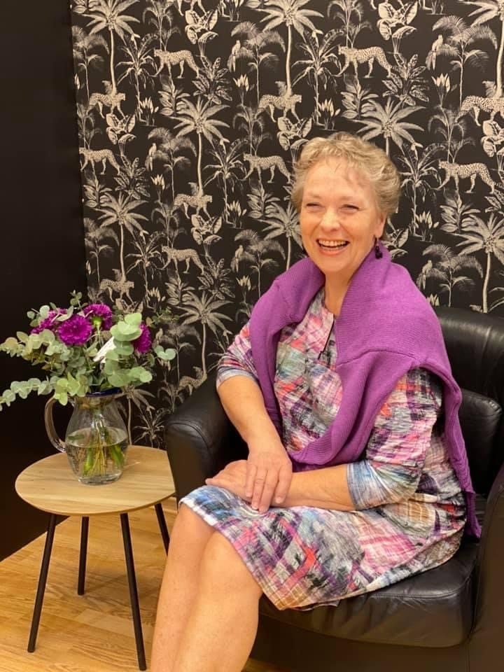 Seljar med godt humør sit i lounge-delen Galleribilde