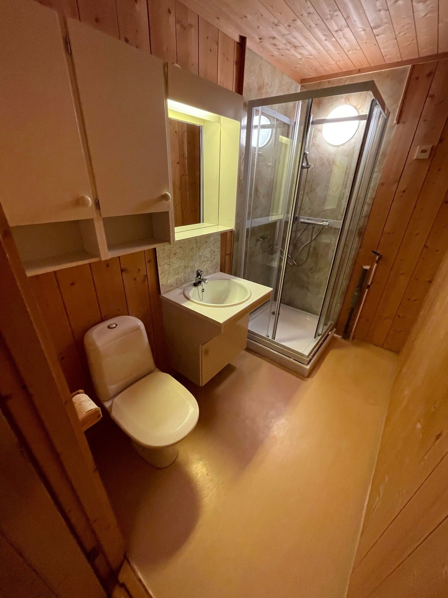 Bad med dusjkabinett og vaskemaskin. Galleribilde
