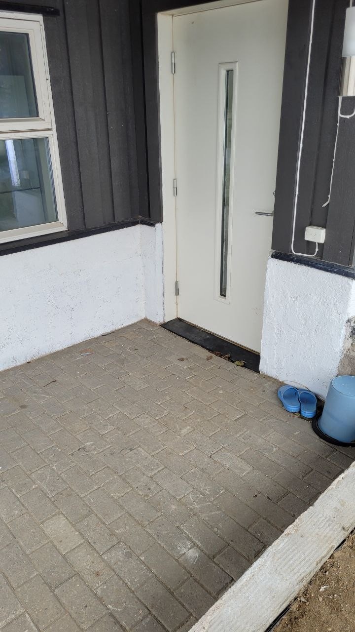 Egen privat ingang med helt nytt utedør og privat terasse Galleribilde