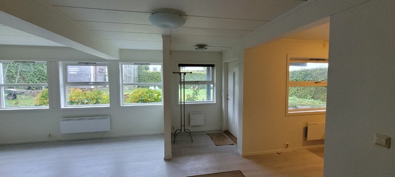 Entre (gang) med helt nytt utedør og energisparende elektrisk smart panelovn med wifi tilkobling Galleribilde