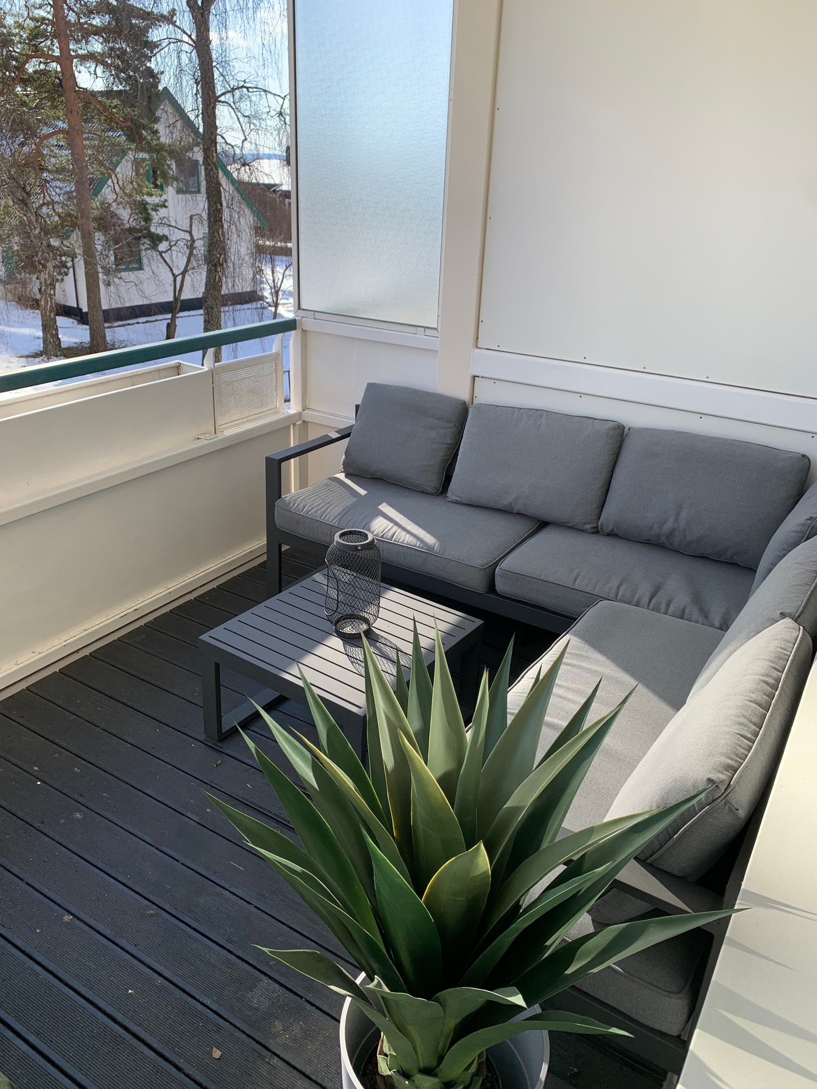 Sydvendt balkong, utesofa med sjeselong og plass til 6 personer med plass til grill. Galleribilde