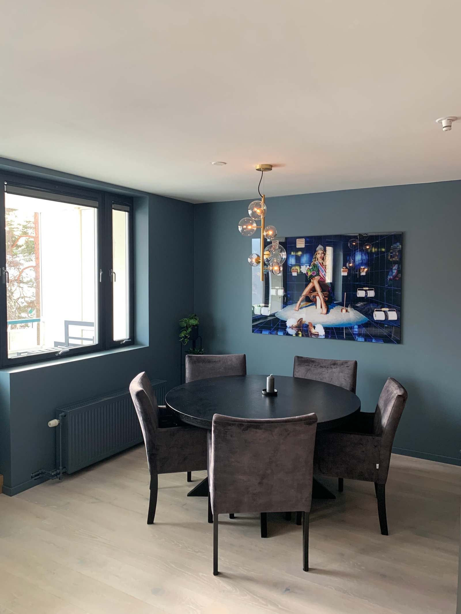 Rundt sort trebord ø160 cm, med 5 stoler, men plass til 7 Galleribilde
