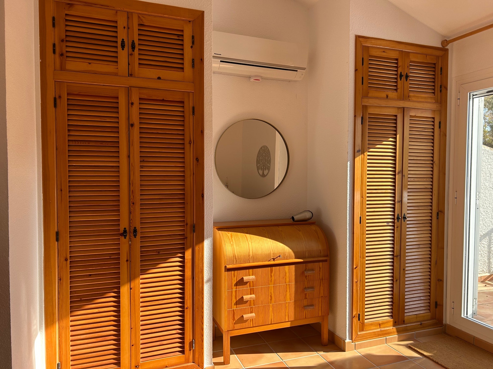 Hovedsoverom med garderobeskap og plass til ekstraseng eller babyseng (settes frem ved forespørsel). Aircondition! Galleribilde