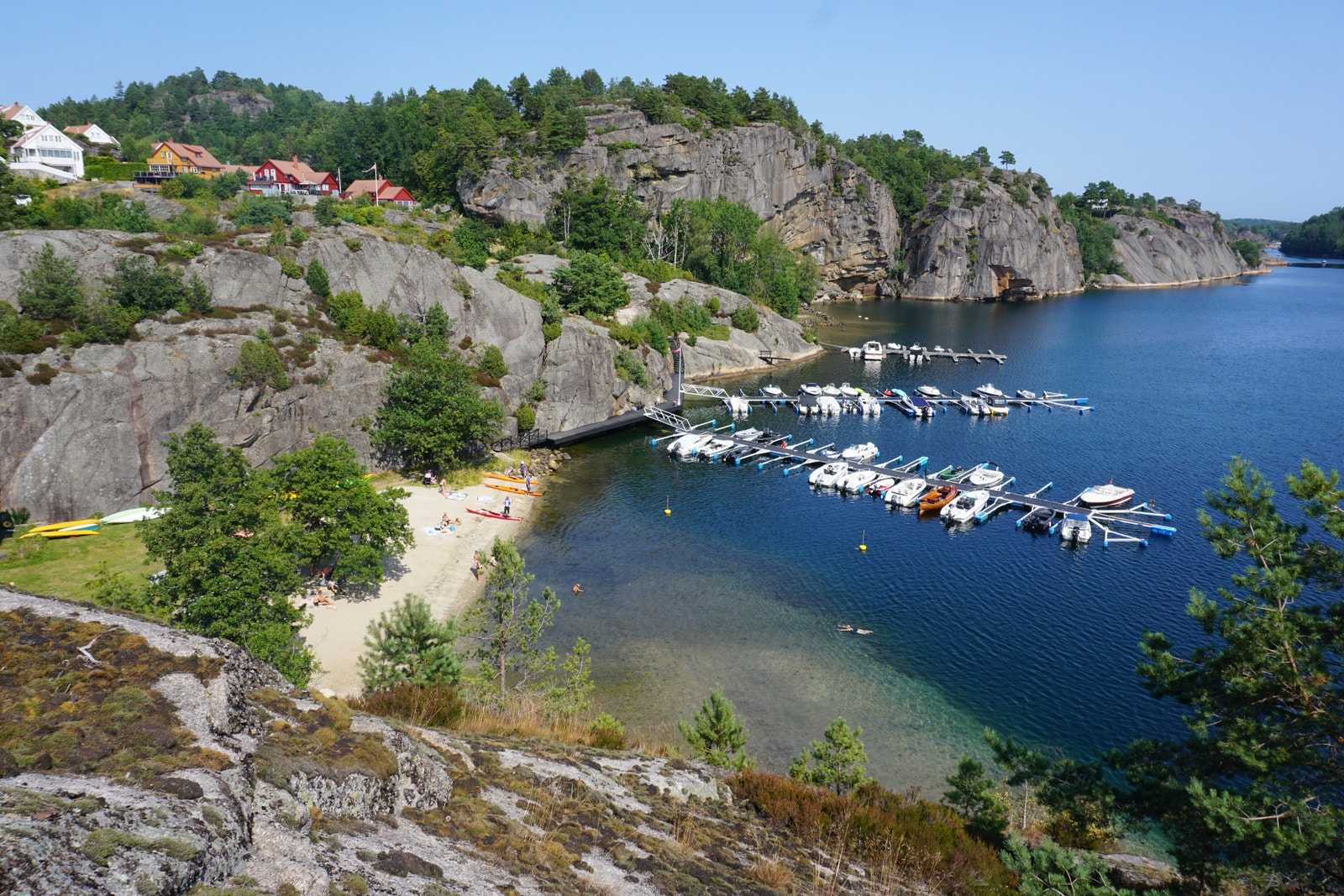 Bildet viser sameiets fritidsbåtbrygge og badestrand Galleribilde
