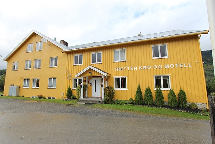 Inngang hovedbygg med resepsjon, kro og pub. Galleribilde