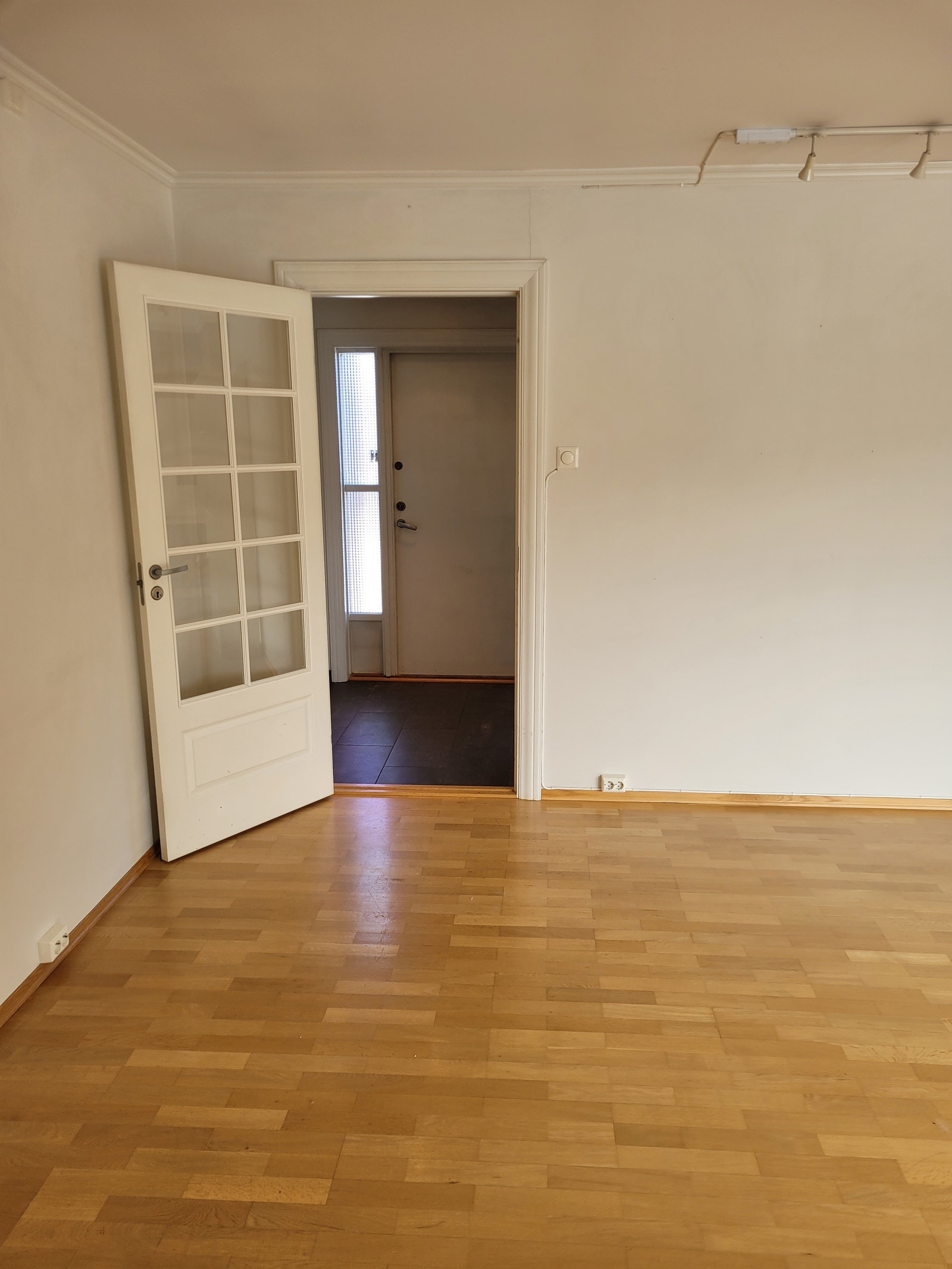 Stue, dør fra entre. Galleribilde