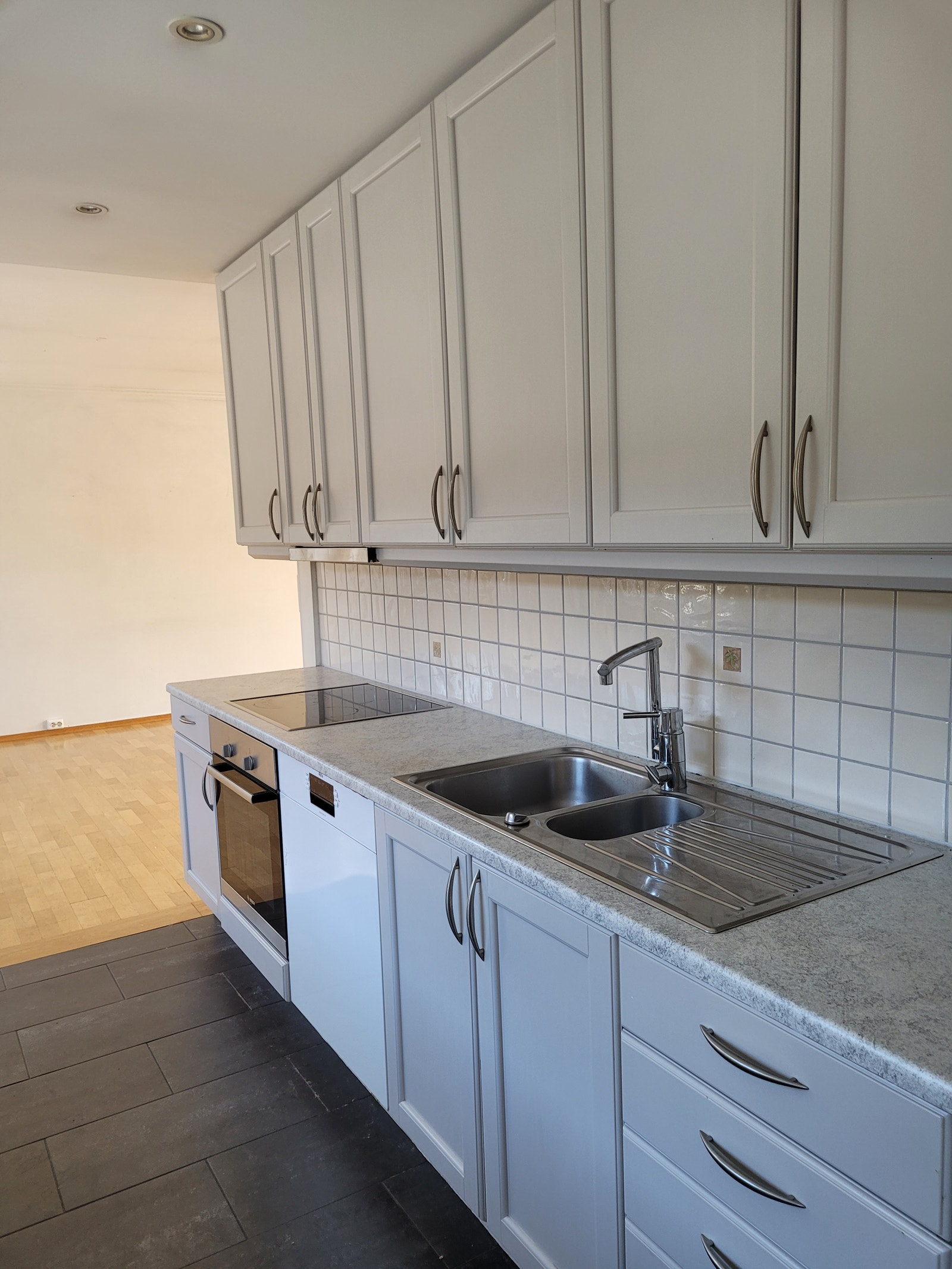 Kjøkken med oppvaskmaskinen og integrert komfyr. Galleribilde