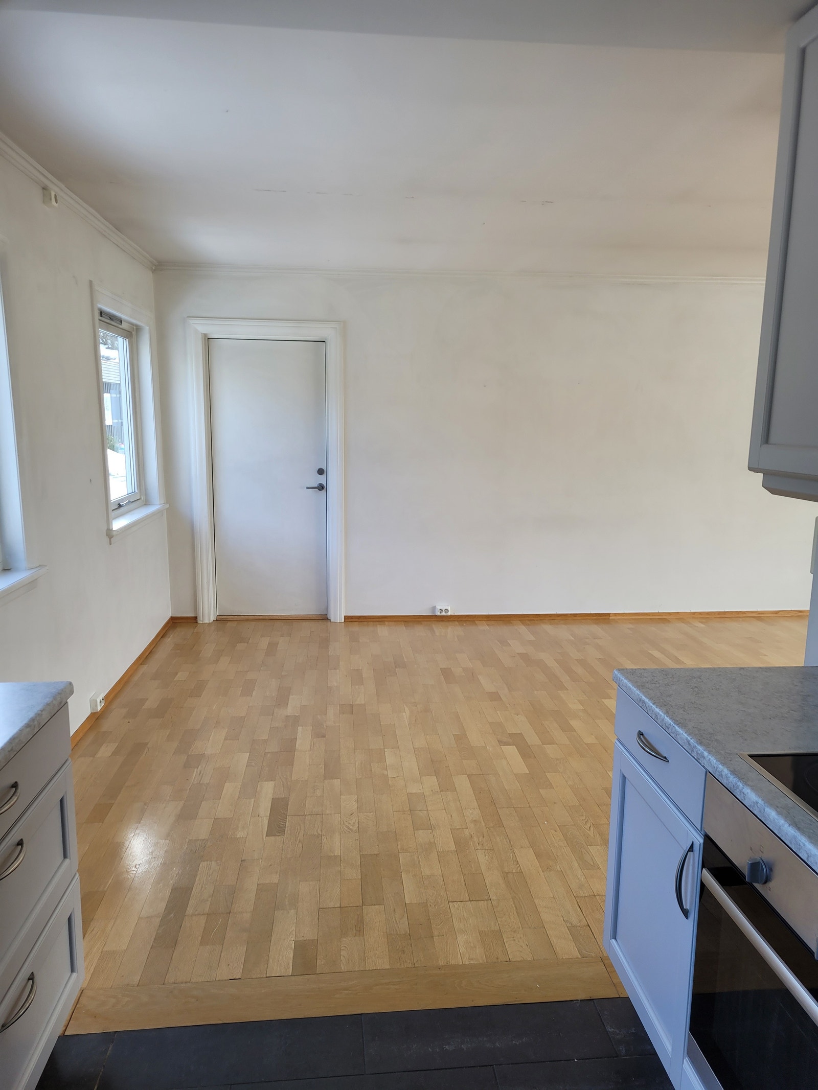 Stue / spisestue. Dør til bod. Galleribilde