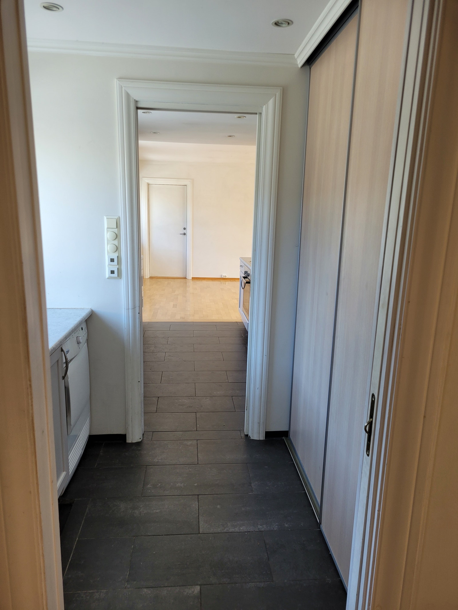 Fra entre mot vaskerom med garderobe. Galleribilde