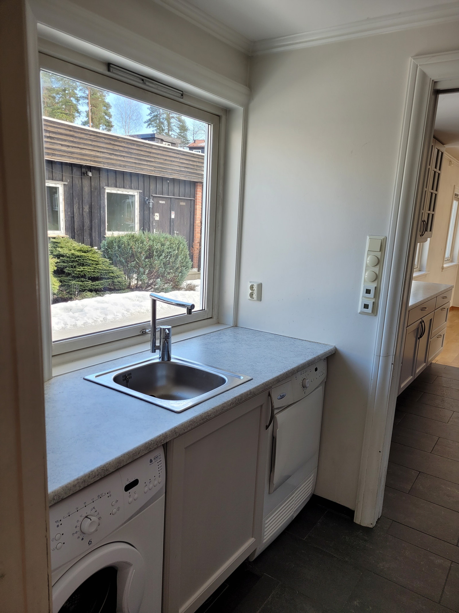 Vaserom, vaskemaskin og tørketrommel. Galleribilde