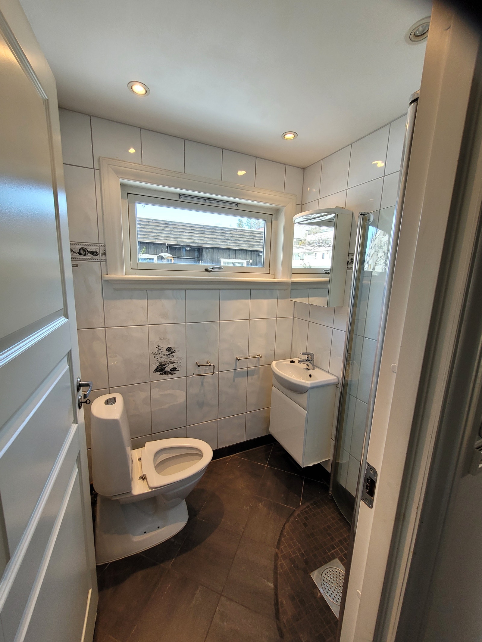 Bad nr 2, med dusj. Ved entre. Galleribilde