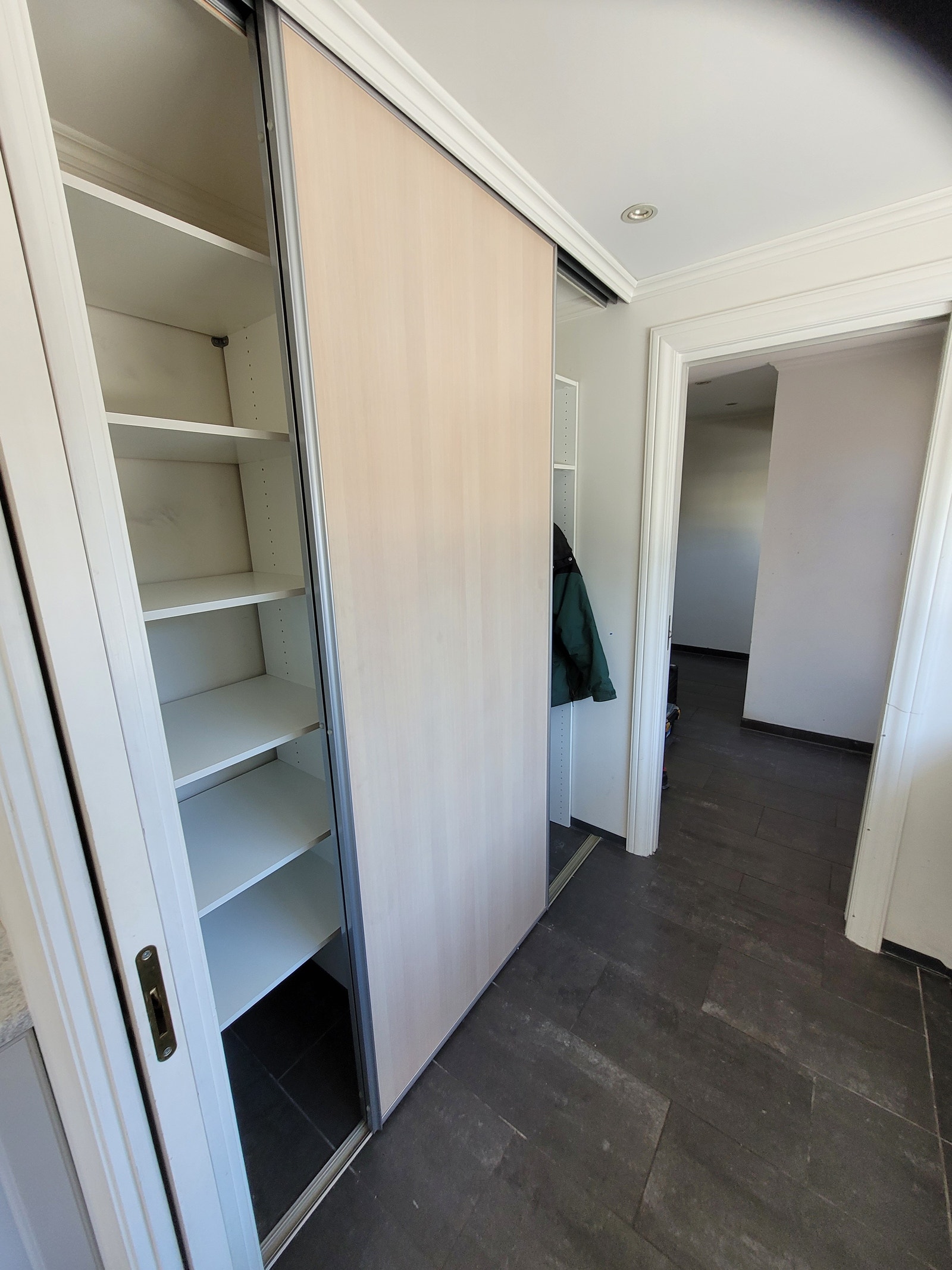 Skyvedørsgarderobe i vaskerommet ved entreen. Galleribilde