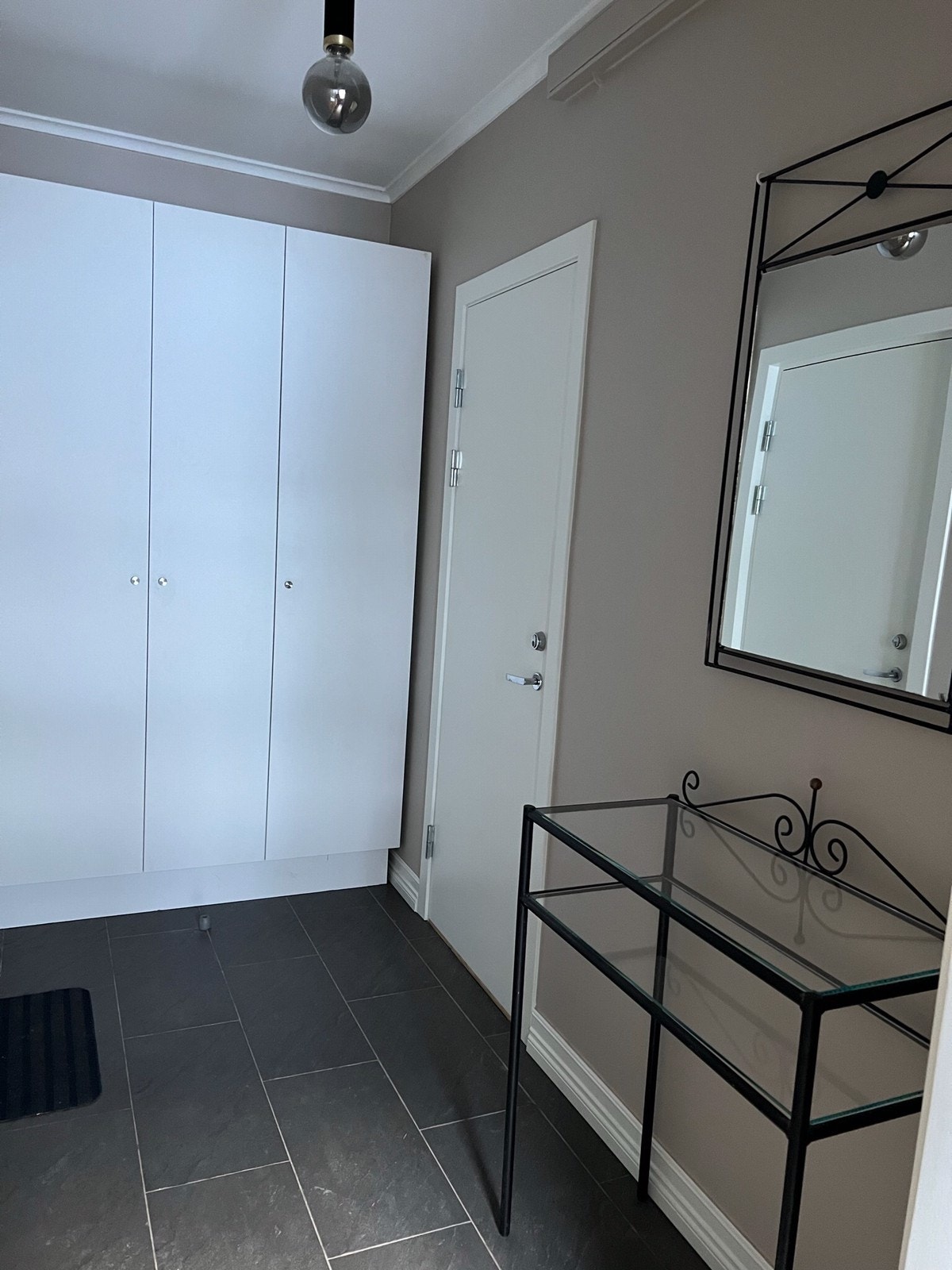 Inngang til leilighet med garderobeskap Galleribilde