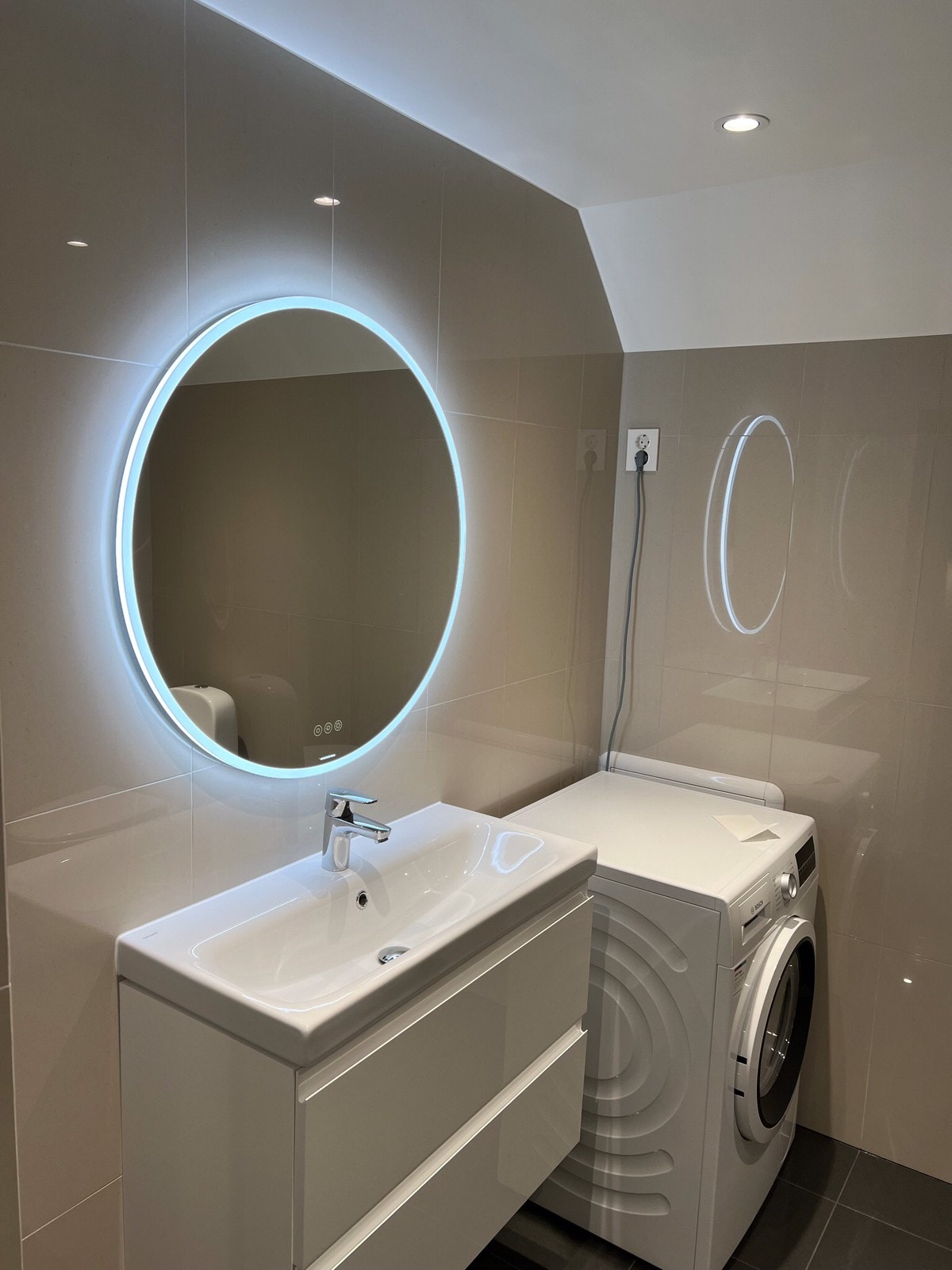 Bad med vaskemaskin og varmekabler Galleribilde