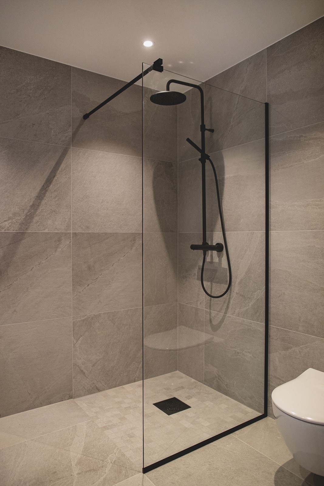 Badet vil bli flislagt med flis på 60x60 cm på både gulv og vegg. Det er valgt lysegrå fliser på vegg og gulv. Galleribilde