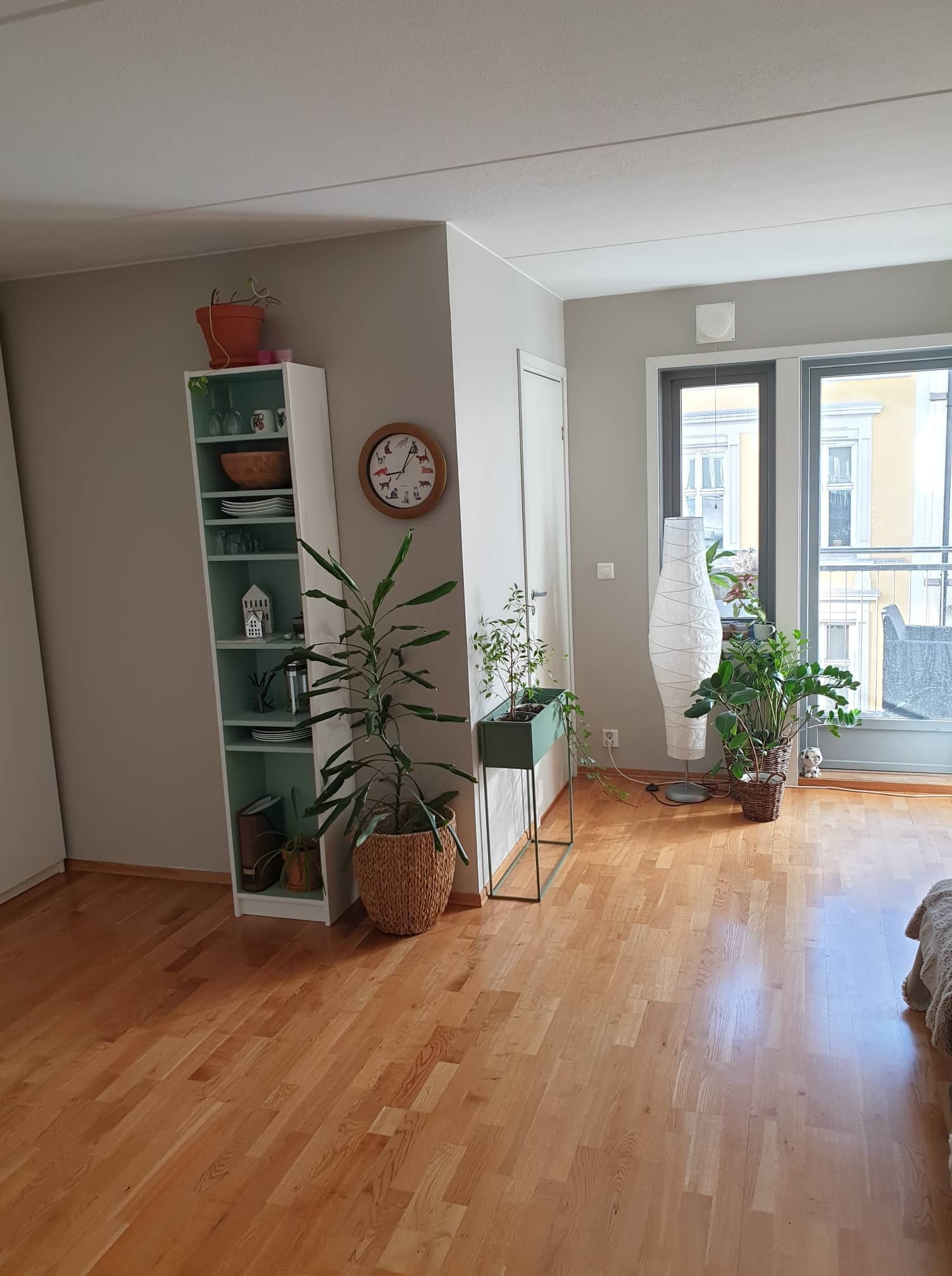 Stue og kjøkken henger sammen (her står det nå en liten og praktisk kjøkkenøy) Galleribilde