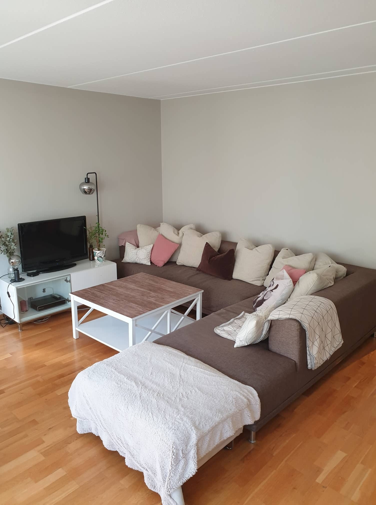 Stor og komfortabel sofa Galleribilde