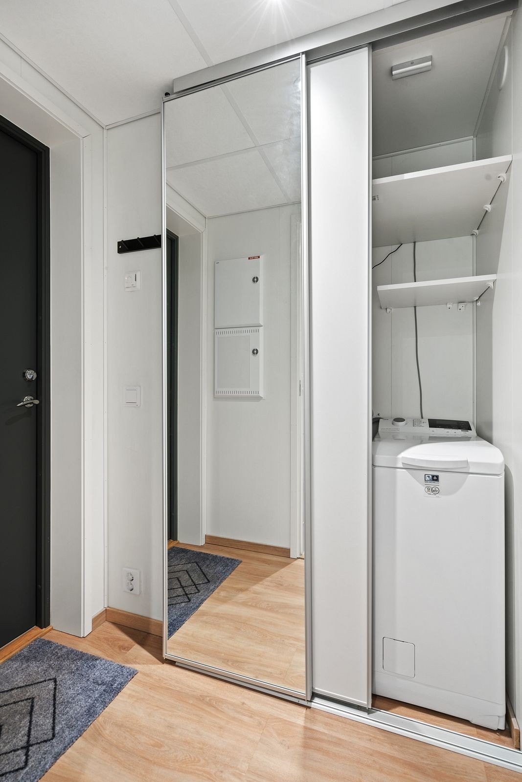 Skyvedør i gang med plass til oppbevaring.
Vaskemaskin følger med. Galleribilde