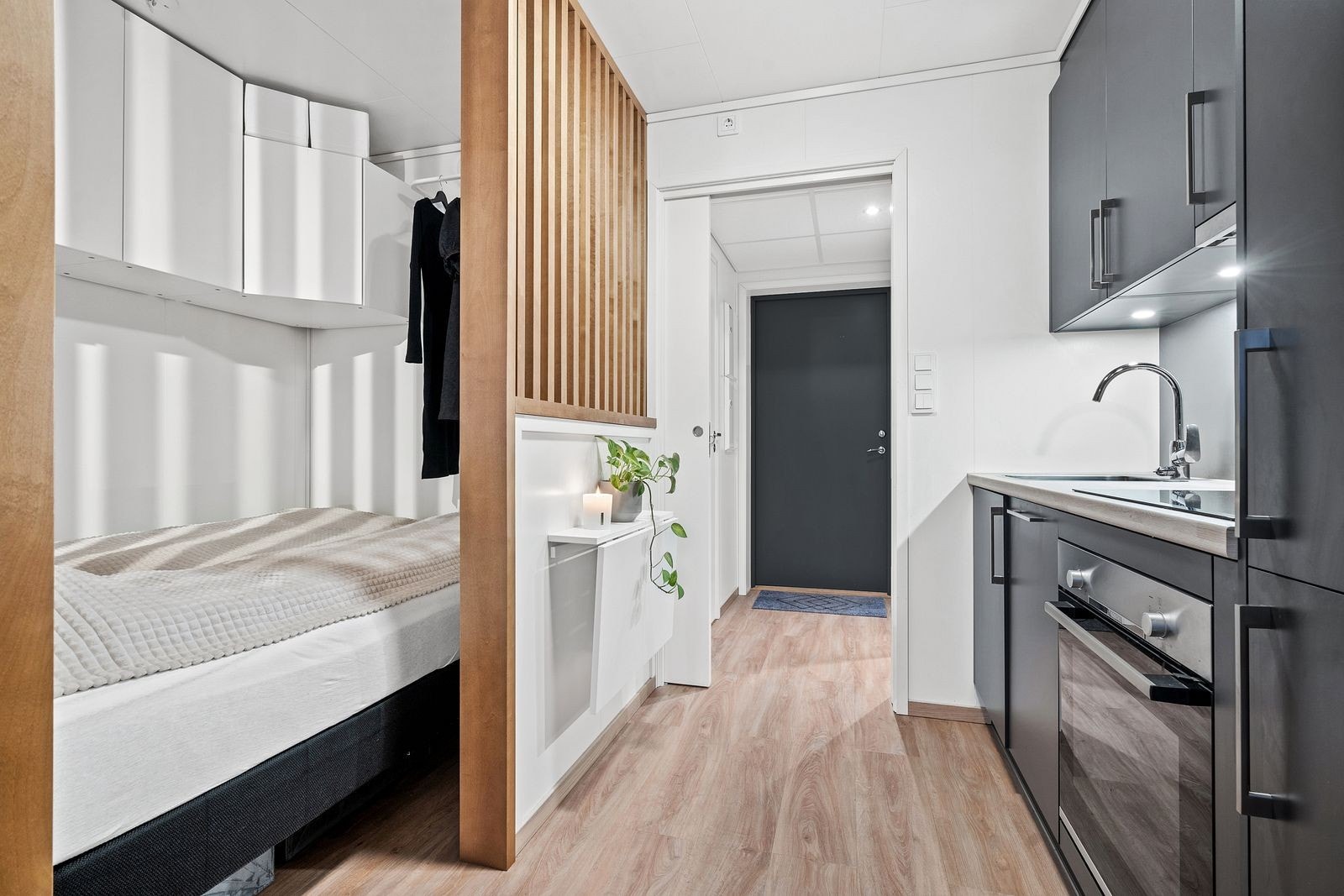 Praktisk innredning med skap og klesstativ. Galleribilde