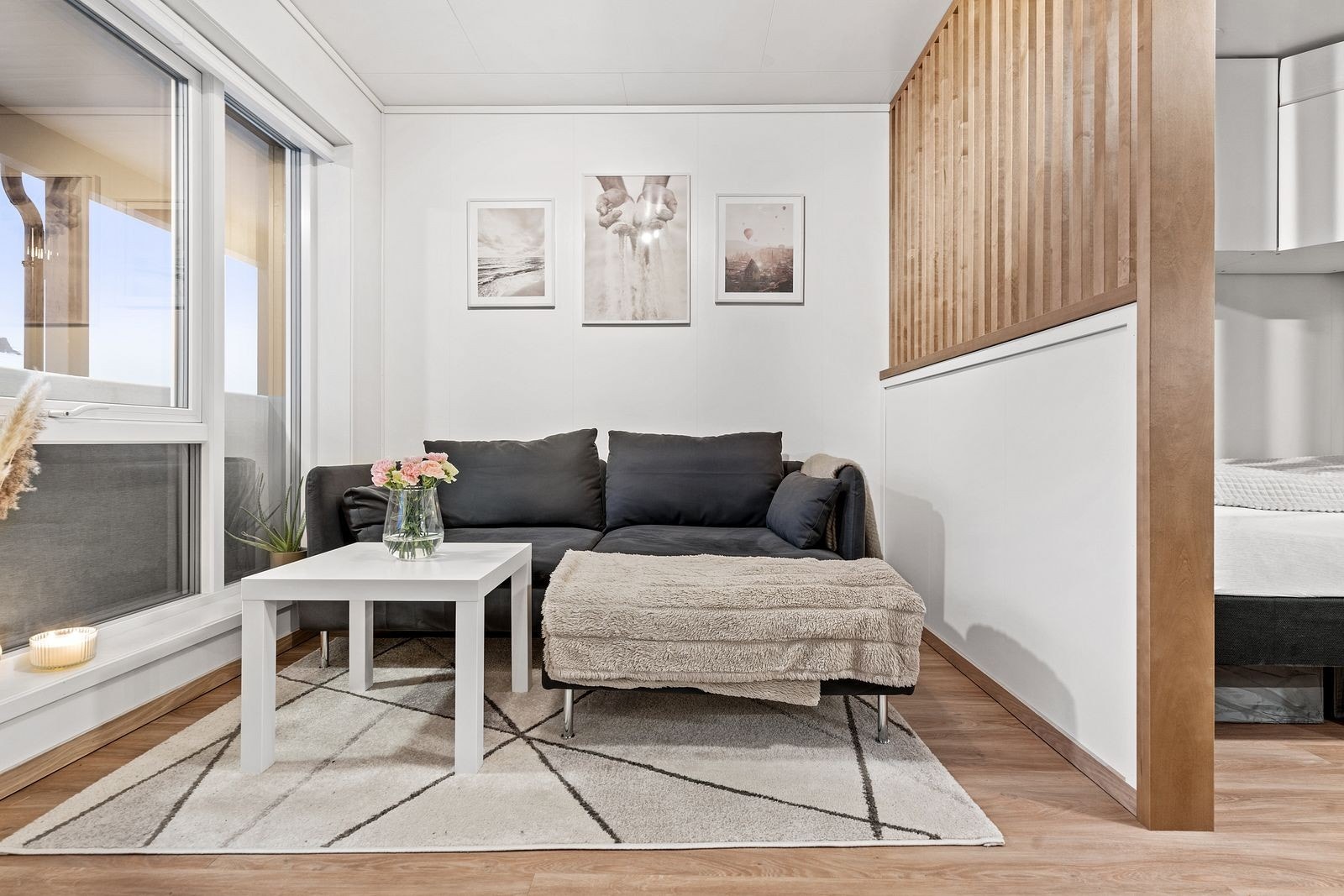 Stue med flere møbleringsmuligheter. Galleribilde