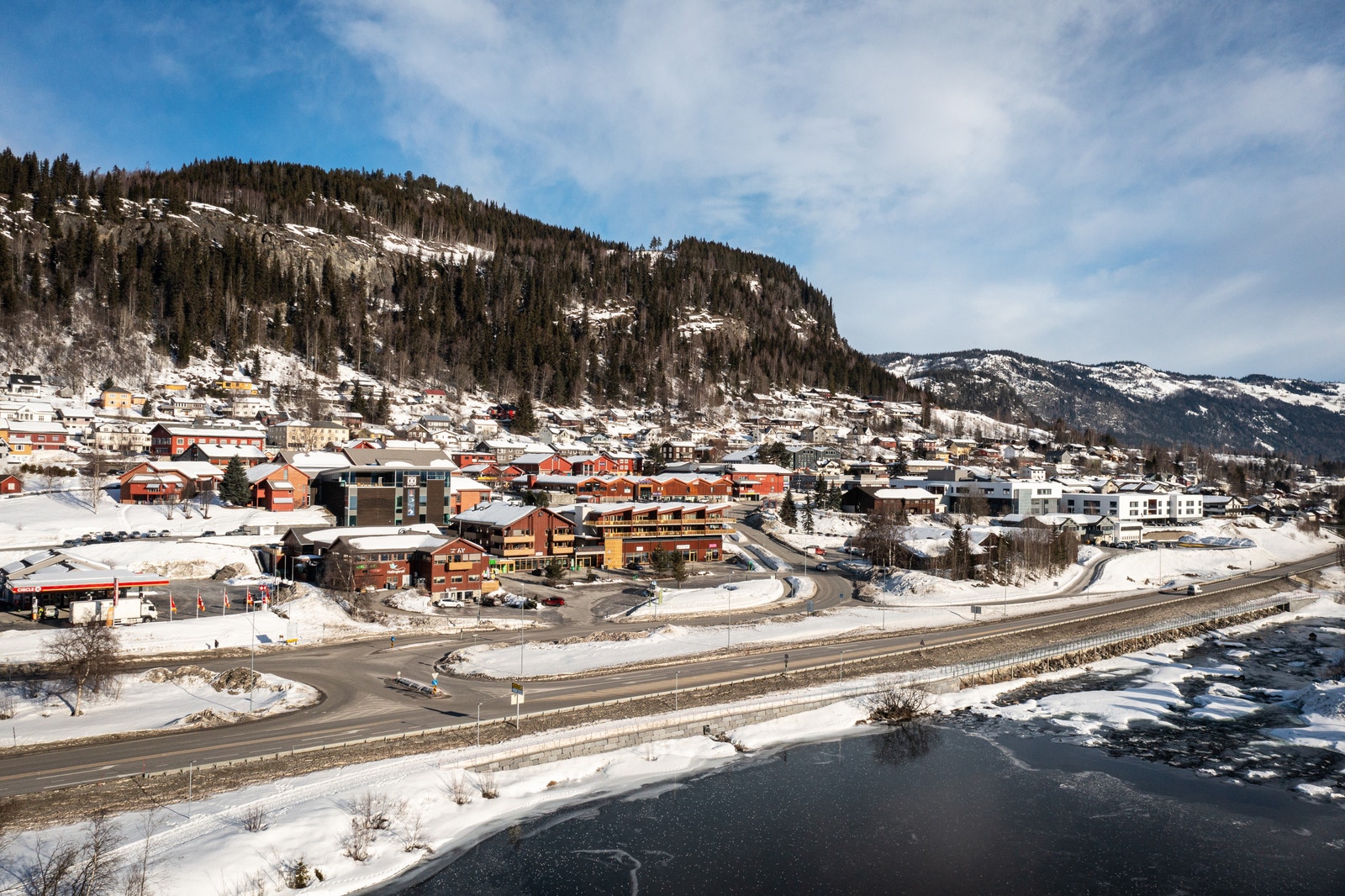 Ål sentrum ligger en spasertur unna, på flat og god gangvei. Galleribilde