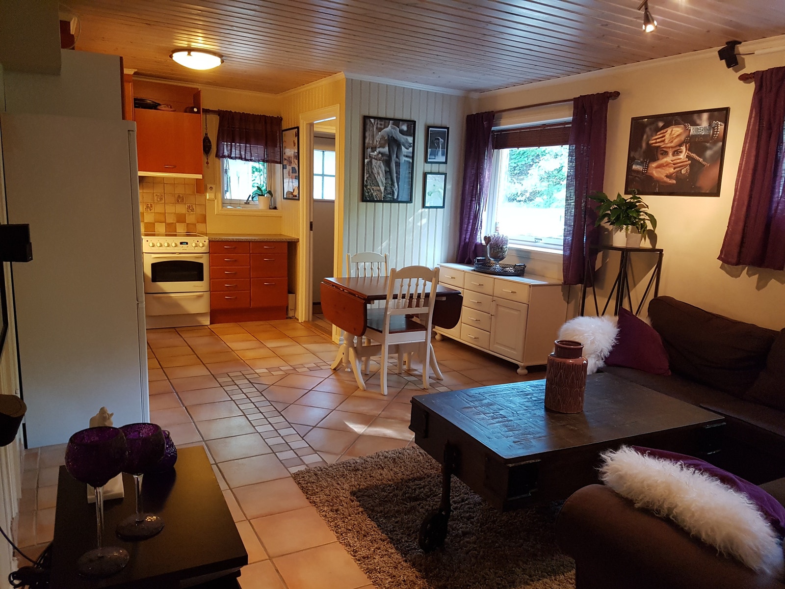 Spiseplass ved vindu mot hage (Tidligere leieboer) Galleribilde