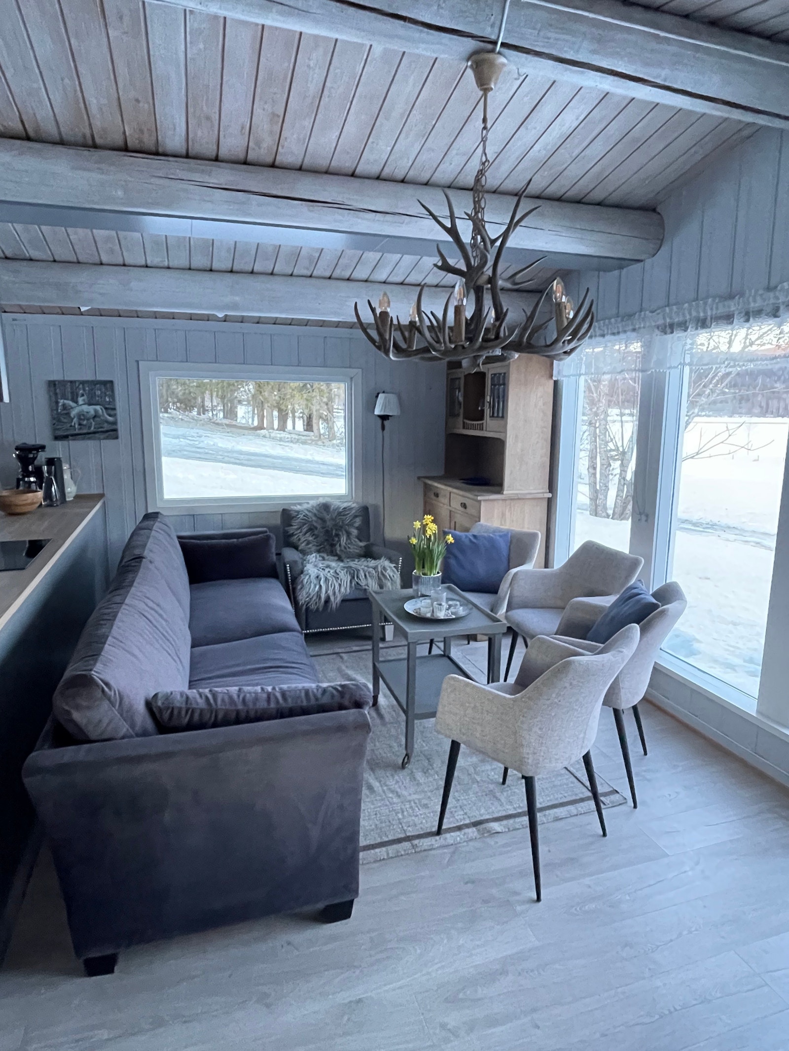 Ny sofa, stor 4 seter, pluss stoler Galleribilde