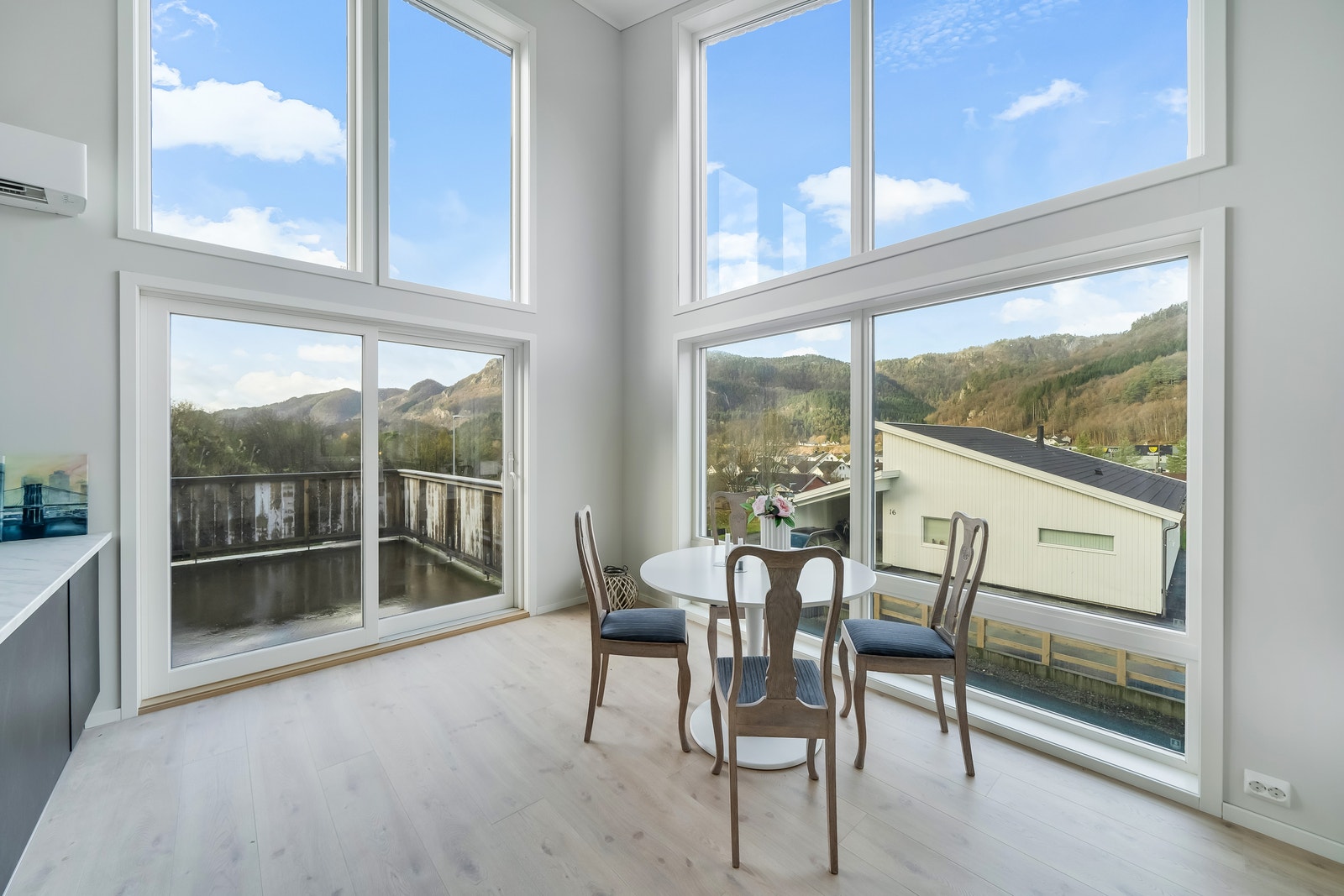 Spiseplass. Høye vinduer gir mye lys. Bildet viser bolig 2 som er solgt. Galleribilde