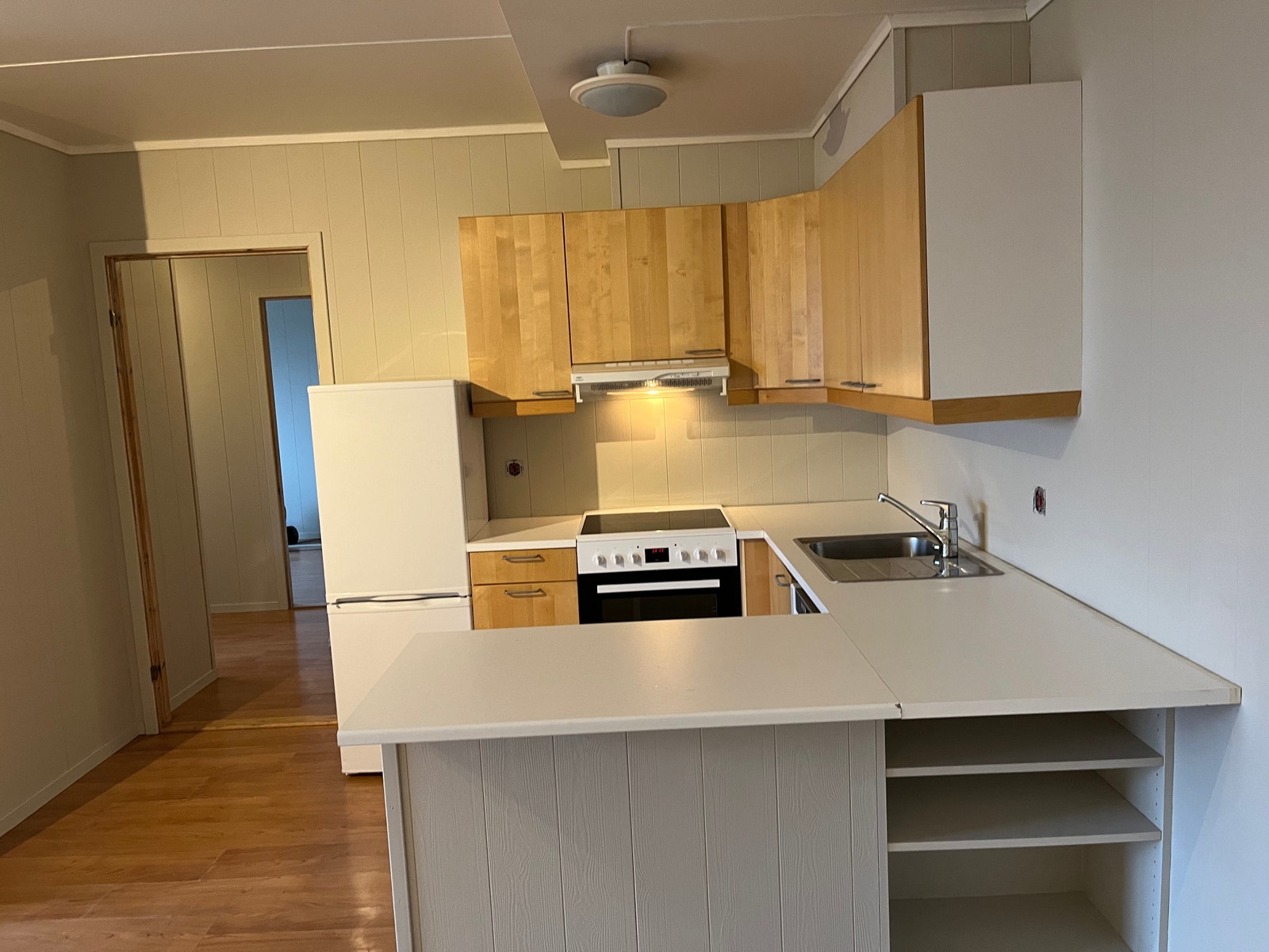 Kjøkken m komfyr, kjøl/ frys og oppvaskmaskin Galleribilde