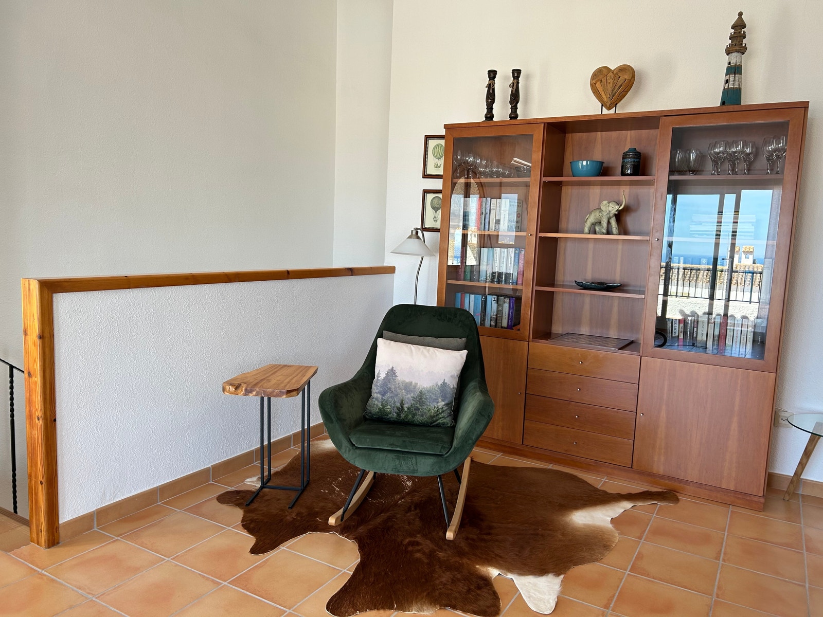 Lesekrok med utlånsbøker i bibliotekskapet. Galleribilde