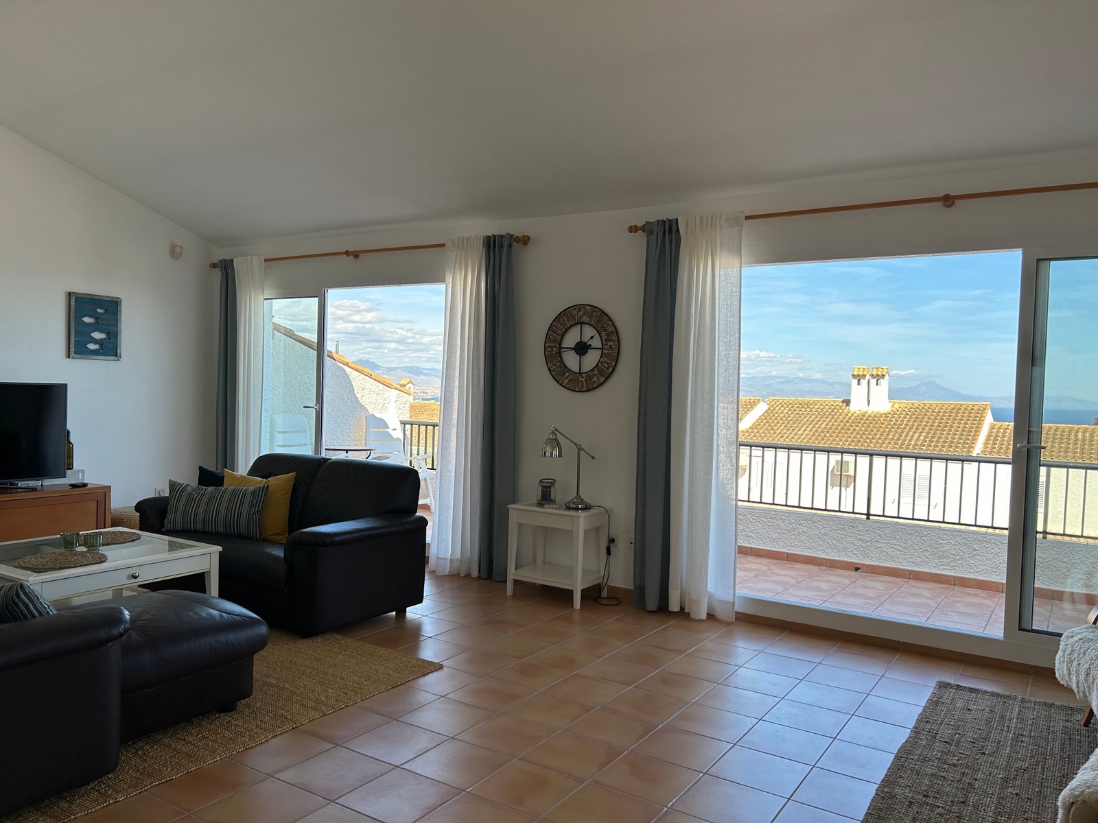 Skyvedører åpner nesten hele veggen ut mot terrassen. Galleribilde