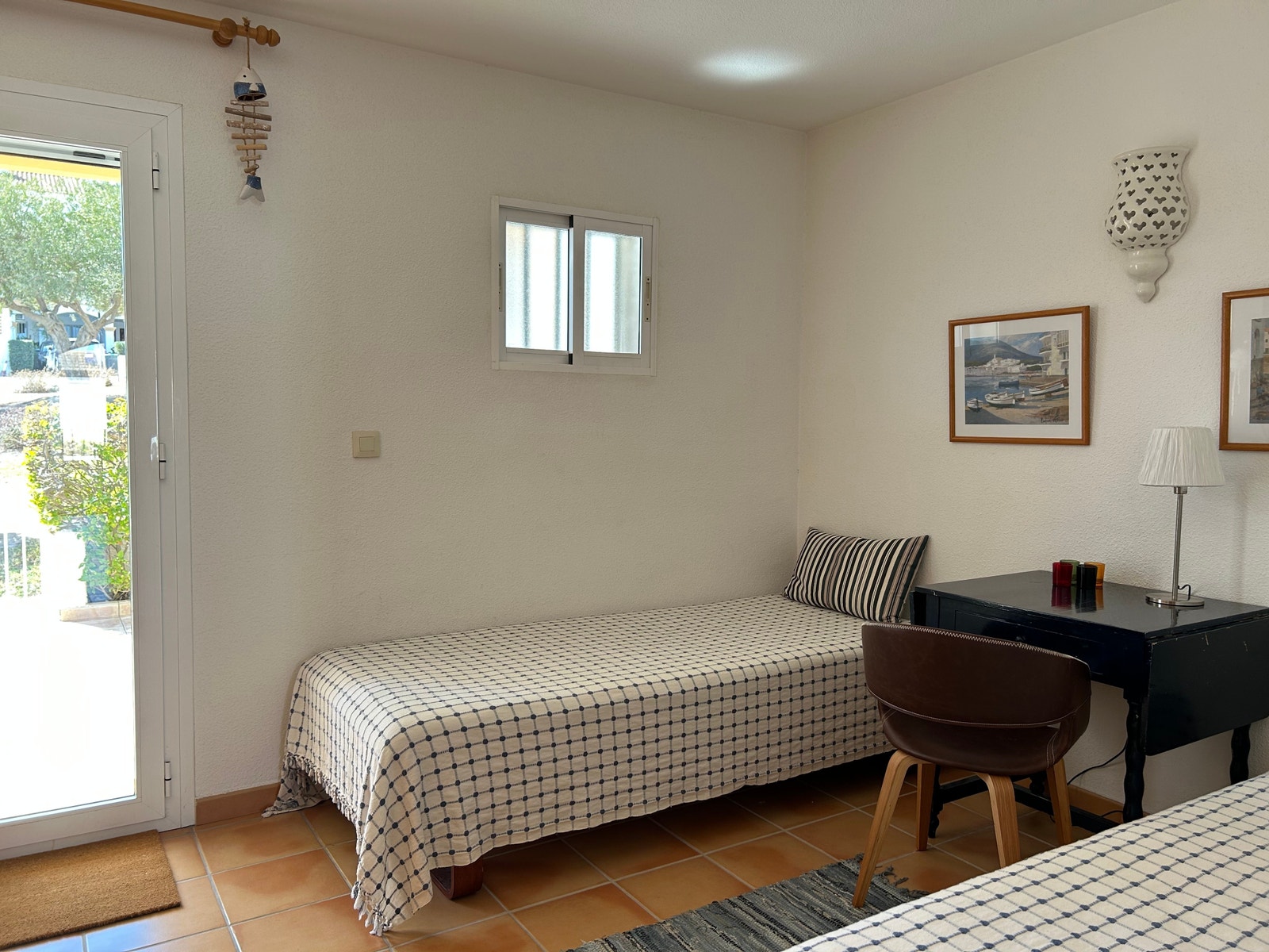 Soverom 2. etasje m/utgang til markterrasse. To senger 90x205 cm, som ev. kan settes sammen til dobbeltseng. Galleribilde